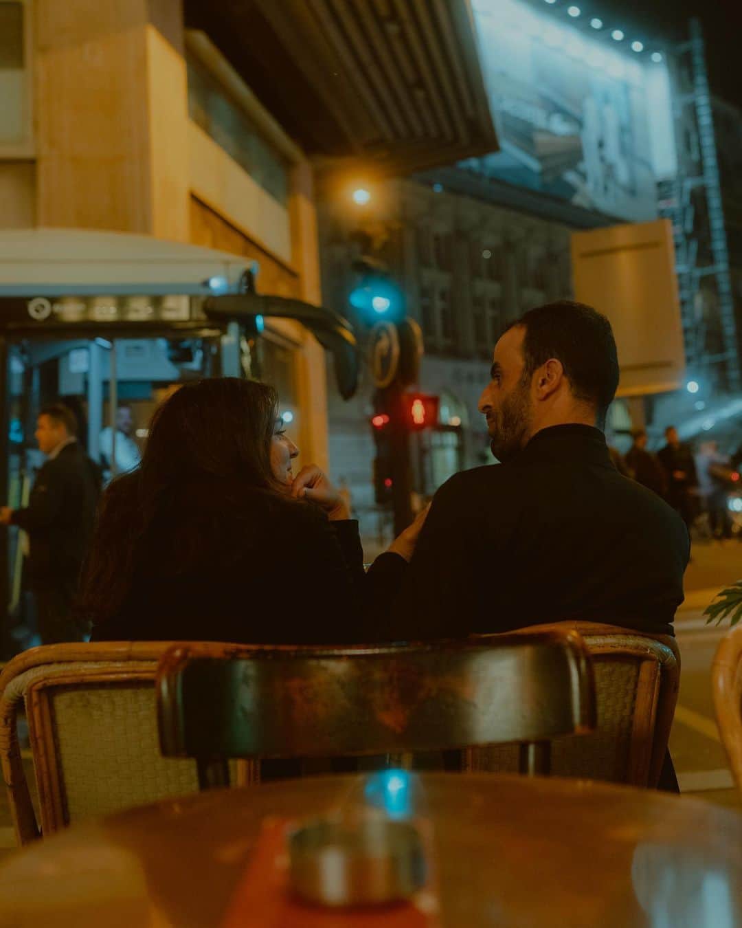Putri Anindyaのインスタグラム：「Hot and cold //   I’ve been doing streetphotography for 10 years. I remember the first time I did overseas. it was in Istanbul 2014. Couples really my fav subjects, the lone person, humans with stories, i just love to captured them. I like to see everything clear without bokeh and play with perspective and composition like I do with ricoh or when I use my 16-35mm canon with small aperture like F/5.6 and above.  I also love to take pics with my 35mm 1.4 sony and set it on big aperture F/2.8 and less.  Also i know lots of people thinking about consent but as long as you respect ur subject and didn’t have bad intention I think it’s ok. It’s always a sensitive topic but just respect the rules and ur subjects in each countries and you’ll be fine.   #nightphotography #streetphotography #streetclassics #paris #parisjetaime #parisienne #blackpromist」