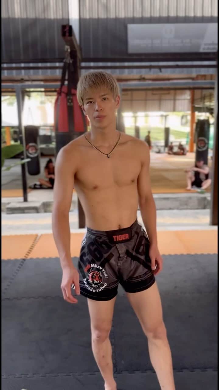 白鳥大珠のインスタグラム：「@tigermuaythai  でトレーニング開始して10日 #tigermuaythai #phuket #muaythai #training」