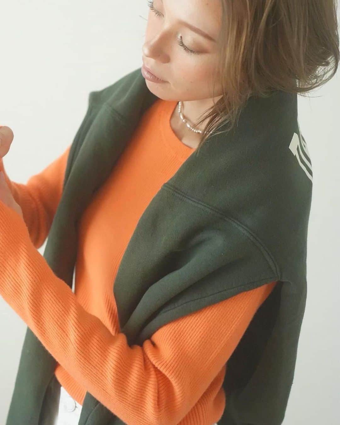 階上実穂のインスタグラム：「秋はオレンジが着たくなる季節🍊もっちり素材の𝖱𝖨𝖡 𝖪𝖭𝖨𝖳 𝖳𝖮𝖯𝖲が入荷したにょ♩¨̮⑅*  カラバリも秋らしくて好き🤍🧡🤎  #sunvivian #newarrivals #2023aw #knit #ribknit #ootd #ootdfashion #fashionstyle #fallfashion #orange #秋コーデ #サンヴィヴィアン #オレンジ #ニット #リブニット #30代コーデ #古着mix #カラーコーデ」