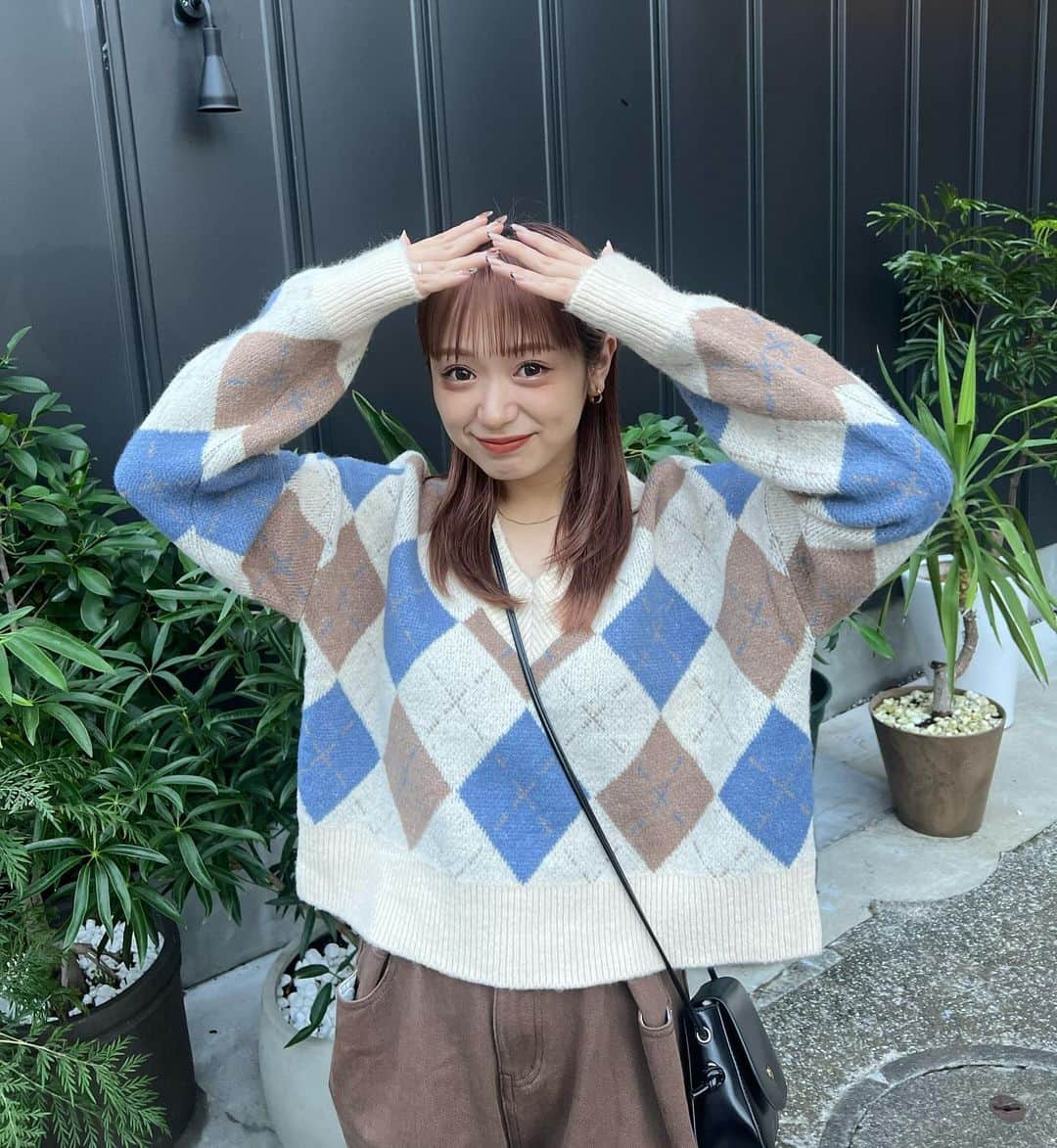 さやべびのインスタグラム：「アーガイル柄 Vネックニット◎ 4色展開になってるよ〜！ 私が着てるのはベージュ🧸  アーガイル柄の茶色に合わせてパンツも茶色に🟤 ブルーがアクセントになってて合わせやすいトップス！ @__ada.official__   生地もふわふわで着心地抜群♡ 秋冬有力アイテム〜〜 【 ada9093b】ZOZOで検索したら出てくるよ！  153cm/フリーサイズ着用  #エイダ#エイダコーデ#タイアップ#ZOZO#ZOZOTOWN#ZOZOTOWN購入品#ニット#アーガイルニット#Vネックニット#ada.#秋服#秋服コーデ」