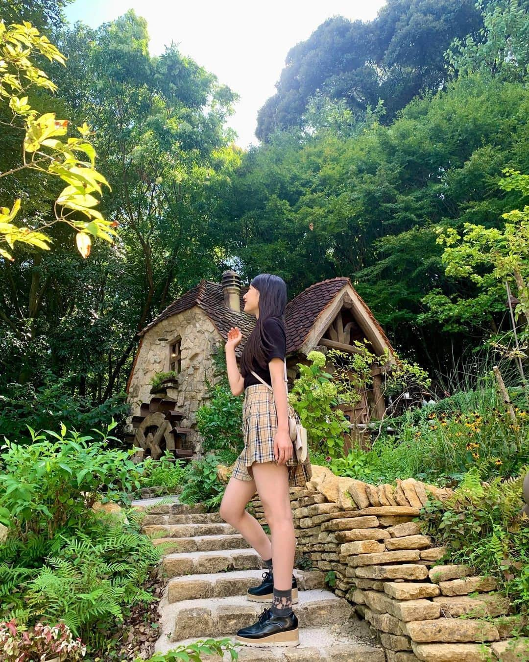 塩月希依音のインスタグラム：「自然っていいよね🍃*･゜ﾟ･*:.｡..｡.:*･'  Nature is nice, isn't it?  ◇ぬくもりの森◇  @nukumorino_mori  静岡県浜松市西区和地町２９４９  #旅#旅行#一人旅女子 #一人旅#ひとり旅#ひとり旅女子 #静岡#静岡観光 #浜松#浜松観光 #ぬくもりの森 #ジブリの世界 #YouTube#ケイト旅#自然#nature#緑#マイナスイオン #jk#ljk #05#05년생 #05line#fyp」