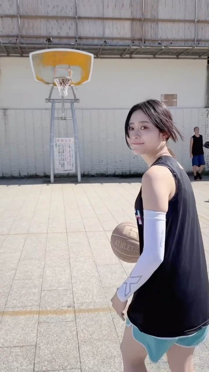 彩雪のインスタグラム：「NEWバッシュは(@wayofwade)の⛹️ デザインがパステルカラーで可愛くてコーディネートが楽しい！ 軽くて止まり心地も抜群で、切り返しがいつもより速くできる感覚が病みつきです🫶笑   #wayofwadeofficial#wayofwade #wadeallcity11v#basketballislife #basketballgirl #バッシュ#バスケ女子#バスケ大好き」