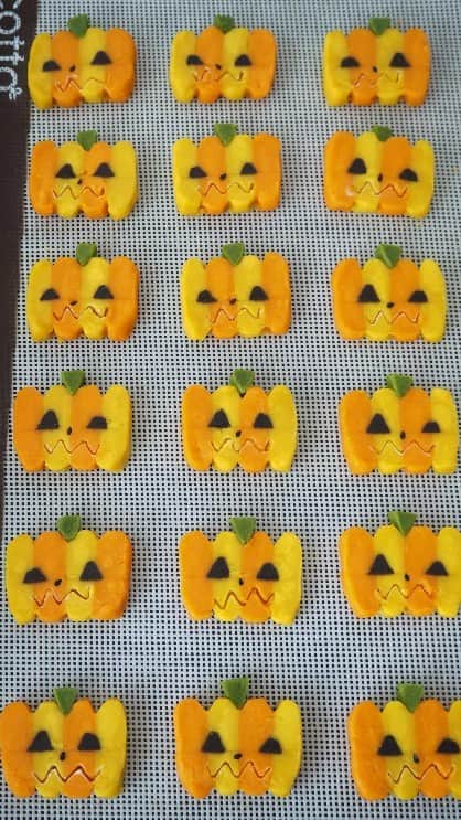 上岡麻美のインスタグラム：「おばけかぼちゃのアイスボックスクッキーを作りました🎃口の型は牛乳パックを曲げて作ったよ！！ #ハロウィン#アイスボックスクッキー#お菓子作り#かぼちゃ#おばけ#クッキー#おうちカフェ#happynewyear2023 #halloween#sweets#art#cookies#pumpkin#iceboxcookies」