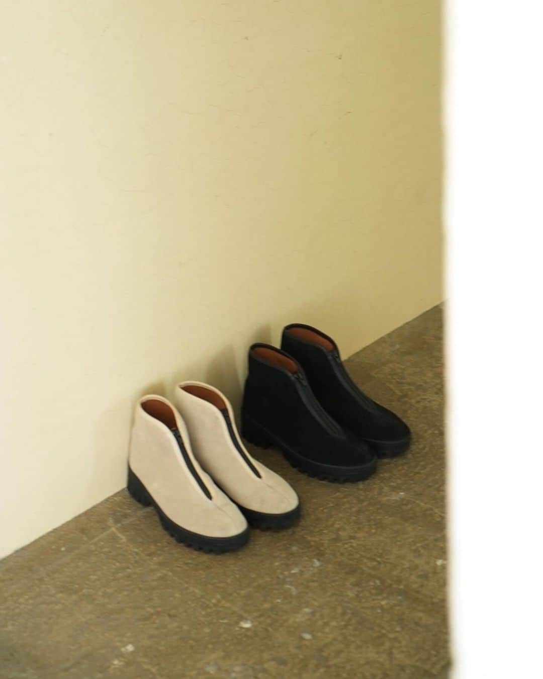 松本恵奈のインスタグラム：「■NEWS CLANE×REPRODUCTION OF FOUNDのコラボレーション第二弾の発売いたします。 秋冬シーズンでは、MILITARY ZIP BOOTS のレディースサイズを特別にコラボレーション。 アッパーにはイタリアから取り寄せた厚みのある撥水スエードレザーを使用しており、撥水性に優れるだけでなく、滑らかで耐久性にも優れている点も魅力です。ライニングとインソールには、ピッグレザーを使用し、足あたりを良くしています。フロントジップデザインが程よいアクセントになり、着脱もしやすいのもポイントです。独特な凸凹形状のカップソールは厚みがあり、グリップ力が高く、履き心地も良いので日常使いにオススメです。カラーはブラックとCLANE別注カラーのアイボリーの2色展開です。 11月28日(火)の一般発売に先駆けて、11月8日(水)より開催される新宿伊勢丹POP UP STOREにて先行発売いたします。  ✔︎REPRODUCTION OF FOUND × CLANE ZIP BOOTS ¥36,300（税込） カラー:IVORY,BLACK サイズ:36,37,38 素材:牛革  【CLANE（クラネ）× REPRODUCTION OF FOUND（リプロダクションオブファウンド）】 一般発売：11月28日（火）予定 先行発売：11月8日（水） 展開店舗：CLANE直営店、CLANE ONLINE STORE  ※先行発売は新宿伊勢丹2Fで行われるPOPUPSTOREでのみ行います。 ※新宿伊勢丹POPUPSTOREは11月8日（水）~11月14日（火）で開催いたします。  #CLANE #REPRODUCTIONOFFOUND」