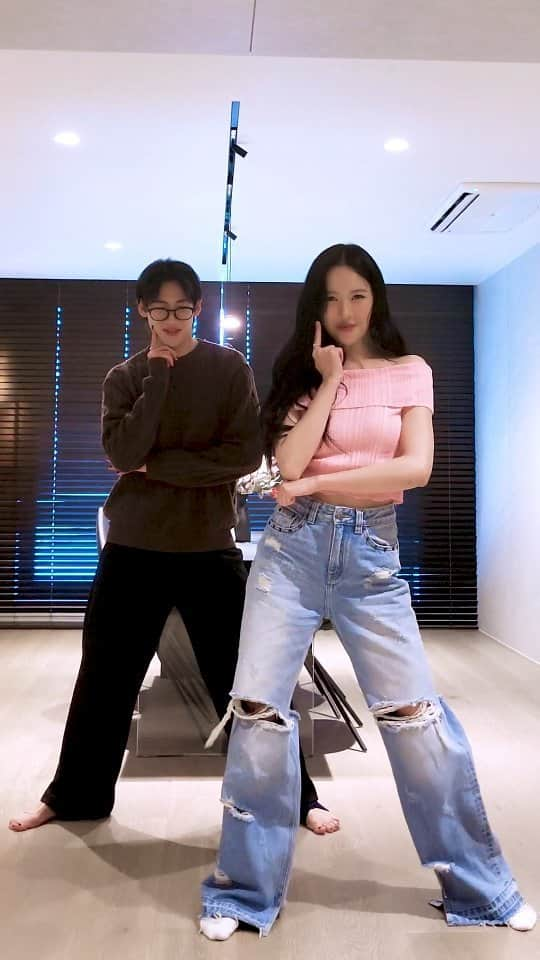 ソンミのインスタグラム：「STRANGER with 일년에 한번 연락하는 뱀뱀😂🖤 @bambam1a   #선미 #SUNMI #뱀뱀 #BAMBAM #STRANGER #STRANGER_Challenge」