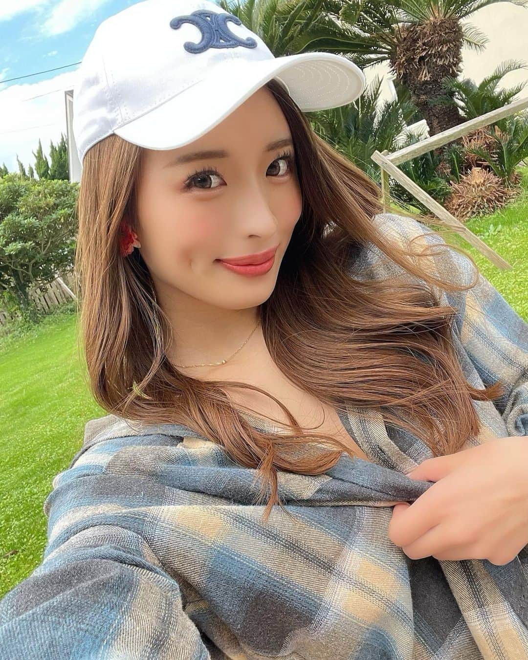 MIYABIのインスタグラム：「大事な撮影前は　@leveragenewyork さんでカラー&トリートメント💇‍♀️🤍  毎日のヘアアイロンとドライヤーで傷みまくるはずなのにトリートメントのお陰で軽減されてる🥹🫶  @mao_leverage さんいつも大満足な仕上がりありがとう御座います🙏🤍  サラサラ嬉しい〜🫰  #cyberjapandancers  #ミヤビーム  #サイバージャパンダンサーズ  #グラビア撮影  #セリーヌキャップ  #celine」