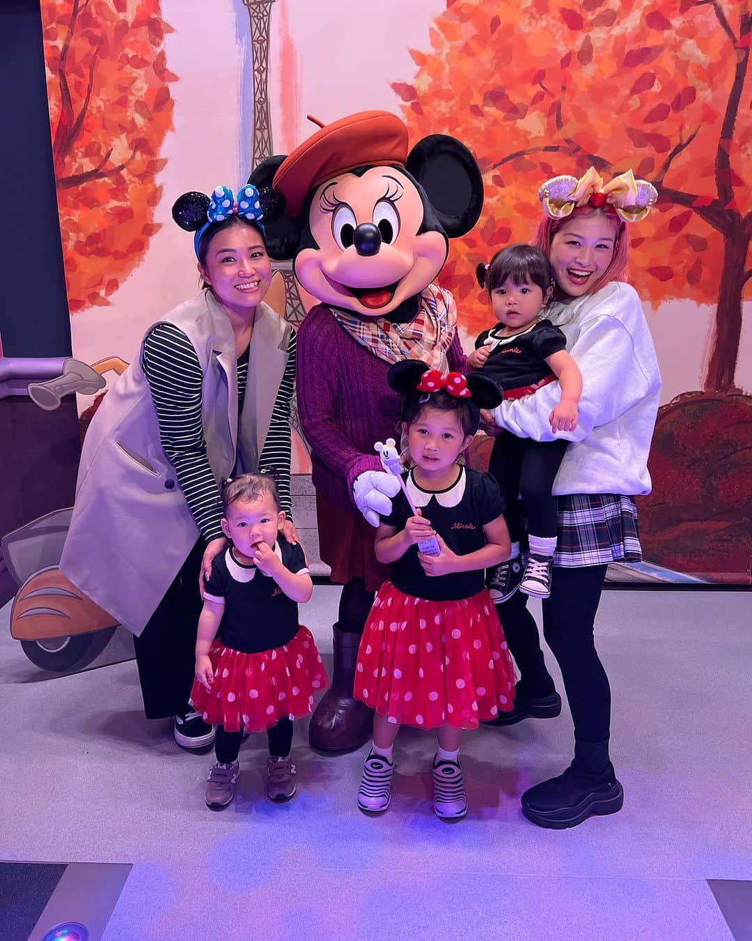 HARUKA MUTOのインスタグラム：「Minnie wiz mini Minnies🎀❤️   娘と姪っ子のミニーちゃんに会った瞬間の嬉しそうな表情がたまらん 可愛くってニヤけた🤤  歳を重ねるにつれディズニーがいかに夢の国か思い知らされる。 子連れディズニーはめちゃんこ疲れるけど楽しくて幸せいっぱいな気持ちになる❤️🏰  次また行くのが楽しみ🤍 何より妹ナッキーと柚も一緒に行けてDハロ味わえて超楽しかった🫶💕  #disneyland  #lovemyfamily  #ディズニーランド #dハロ仮装  #dハロ  #子連れディズニー #2枚目ショット可愛すぎる #ミニーちゃんありがとう」