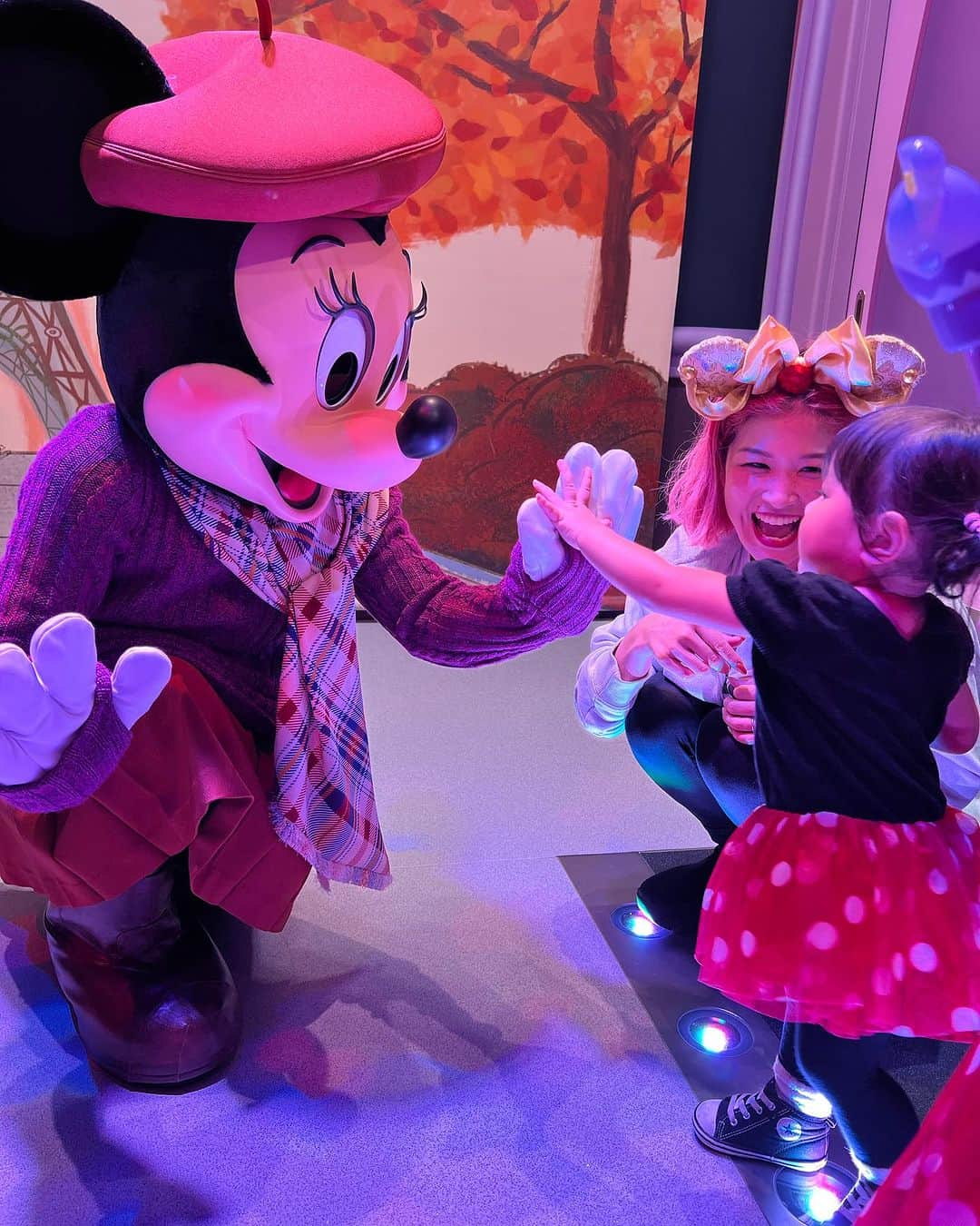 HARUKA MUTOさんのインスタグラム写真 - (HARUKA MUTOInstagram)「Minnie wiz mini Minnies🎀❤️   娘と姪っ子のミニーちゃんに会った瞬間の嬉しそうな表情がたまらん 可愛くってニヤけた🤤  歳を重ねるにつれディズニーがいかに夢の国か思い知らされる。 子連れディズニーはめちゃんこ疲れるけど楽しくて幸せいっぱいな気持ちになる❤️🏰  次また行くのが楽しみ🤍 何より妹ナッキーと柚も一緒に行けてDハロ味わえて超楽しかった🫶💕  #disneyland  #lovemyfamily  #ディズニーランド #dハロ仮装  #dハロ  #子連れディズニー #2枚目ショット可愛すぎる #ミニーちゃんありがとう」10月20日 21時21分 - haruka_muto