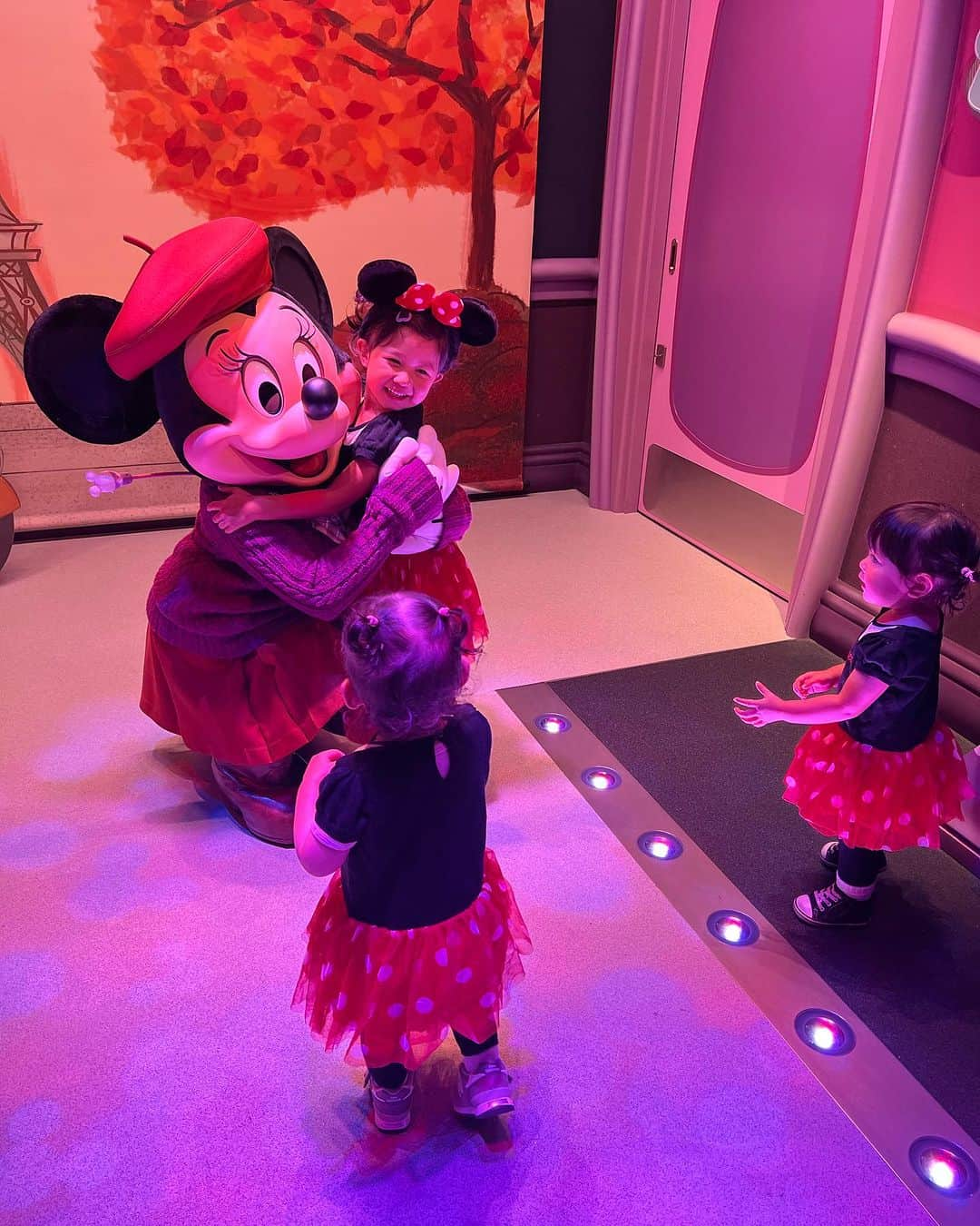 HARUKA MUTOさんのインスタグラム写真 - (HARUKA MUTOInstagram)「Minnie wiz mini Minnies🎀❤️   娘と姪っ子のミニーちゃんに会った瞬間の嬉しそうな表情がたまらん 可愛くってニヤけた🤤  歳を重ねるにつれディズニーがいかに夢の国か思い知らされる。 子連れディズニーはめちゃんこ疲れるけど楽しくて幸せいっぱいな気持ちになる❤️🏰  次また行くのが楽しみ🤍 何より妹ナッキーと柚も一緒に行けてDハロ味わえて超楽しかった🫶💕  #disneyland  #lovemyfamily  #ディズニーランド #dハロ仮装  #dハロ  #子連れディズニー #2枚目ショット可愛すぎる #ミニーちゃんありがとう」10月20日 21時21分 - haruka_muto