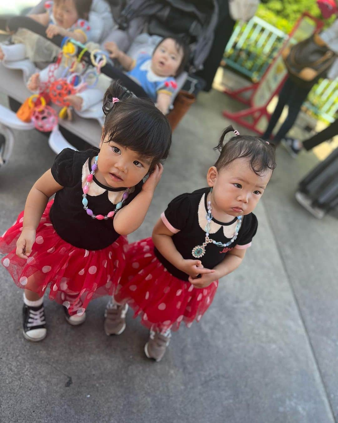 HARUKA MUTOさんのインスタグラム写真 - (HARUKA MUTOInstagram)「Minnie wiz mini Minnies🎀❤️   娘と姪っ子のミニーちゃんに会った瞬間の嬉しそうな表情がたまらん 可愛くってニヤけた🤤  歳を重ねるにつれディズニーがいかに夢の国か思い知らされる。 子連れディズニーはめちゃんこ疲れるけど楽しくて幸せいっぱいな気持ちになる❤️🏰  次また行くのが楽しみ🤍 何より妹ナッキーと柚も一緒に行けてDハロ味わえて超楽しかった🫶💕  #disneyland  #lovemyfamily  #ディズニーランド #dハロ仮装  #dハロ  #子連れディズニー #2枚目ショット可愛すぎる #ミニーちゃんありがとう」10月20日 21時21分 - haruka_muto