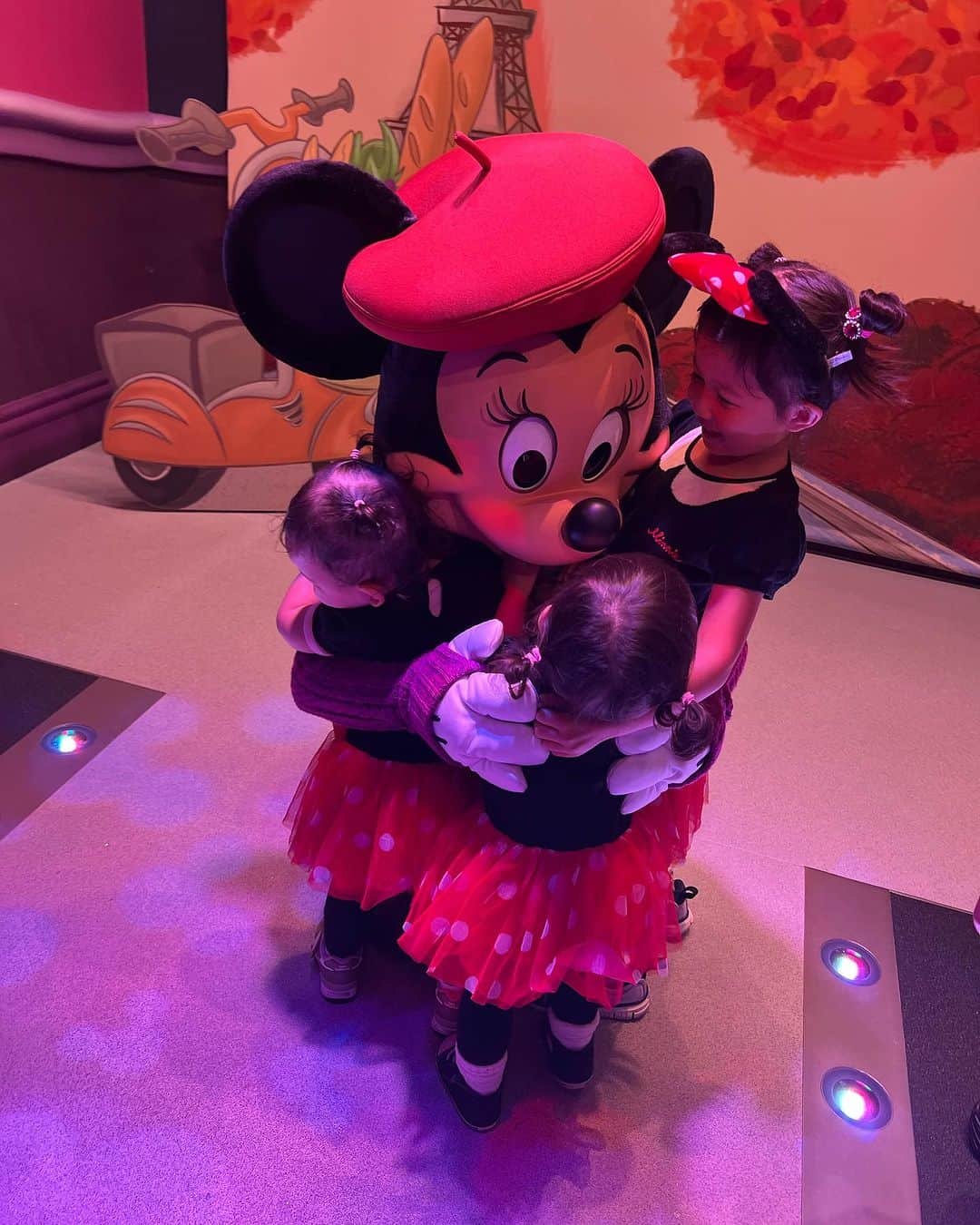 HARUKA MUTOさんのインスタグラム写真 - (HARUKA MUTOInstagram)「Minnie wiz mini Minnies🎀❤️   娘と姪っ子のミニーちゃんに会った瞬間の嬉しそうな表情がたまらん 可愛くってニヤけた🤤  歳を重ねるにつれディズニーがいかに夢の国か思い知らされる。 子連れディズニーはめちゃんこ疲れるけど楽しくて幸せいっぱいな気持ちになる❤️🏰  次また行くのが楽しみ🤍 何より妹ナッキーと柚も一緒に行けてDハロ味わえて超楽しかった🫶💕  #disneyland  #lovemyfamily  #ディズニーランド #dハロ仮装  #dハロ  #子連れディズニー #2枚目ショット可愛すぎる #ミニーちゃんありがとう」10月20日 21時21分 - haruka_muto