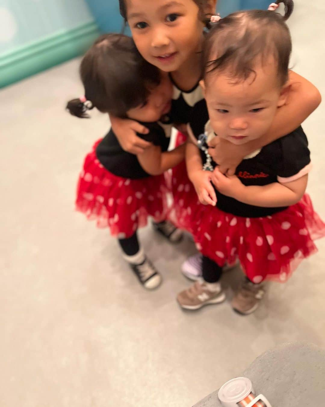 HARUKA MUTOさんのインスタグラム写真 - (HARUKA MUTOInstagram)「Minnie wiz mini Minnies🎀❤️   娘と姪っ子のミニーちゃんに会った瞬間の嬉しそうな表情がたまらん 可愛くってニヤけた🤤  歳を重ねるにつれディズニーがいかに夢の国か思い知らされる。 子連れディズニーはめちゃんこ疲れるけど楽しくて幸せいっぱいな気持ちになる❤️🏰  次また行くのが楽しみ🤍 何より妹ナッキーと柚も一緒に行けてDハロ味わえて超楽しかった🫶💕  #disneyland  #lovemyfamily  #ディズニーランド #dハロ仮装  #dハロ  #子連れディズニー #2枚目ショット可愛すぎる #ミニーちゃんありがとう」10月20日 21時21分 - haruka_muto