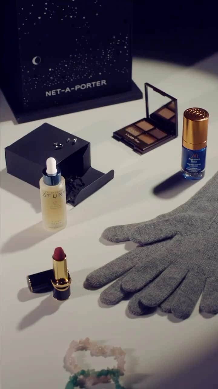 のインスタグラム：「THE ULTIMATE GIFT SET: Back better than ever... Introducing The Ultimate Gift Set – our revamped version of everybody’s favorite festive treat. Stocked with exclusive beauty, fashion and homeware items – and housed in ultra-glamorous, decorative packaging – you’ll want to add one (or 3) to your wish list ASAP.   Tap the link in bio to shop at #NETAPORTER.  Currently only available in US & Asia. Coming soon to other regions. Turn notifications on to stay tuned.」