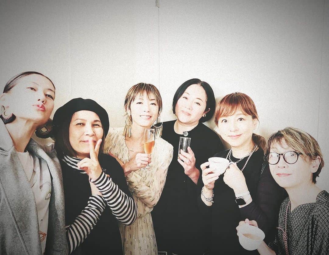 高岡早紀 さんのインスタグラム写真 - (高岡早紀 Instagram)「ライブ後の楽屋は、美の巨匠たちの集い。。 サイコー  #makeupartist」10月20日 21時24分 - saki_takaoka