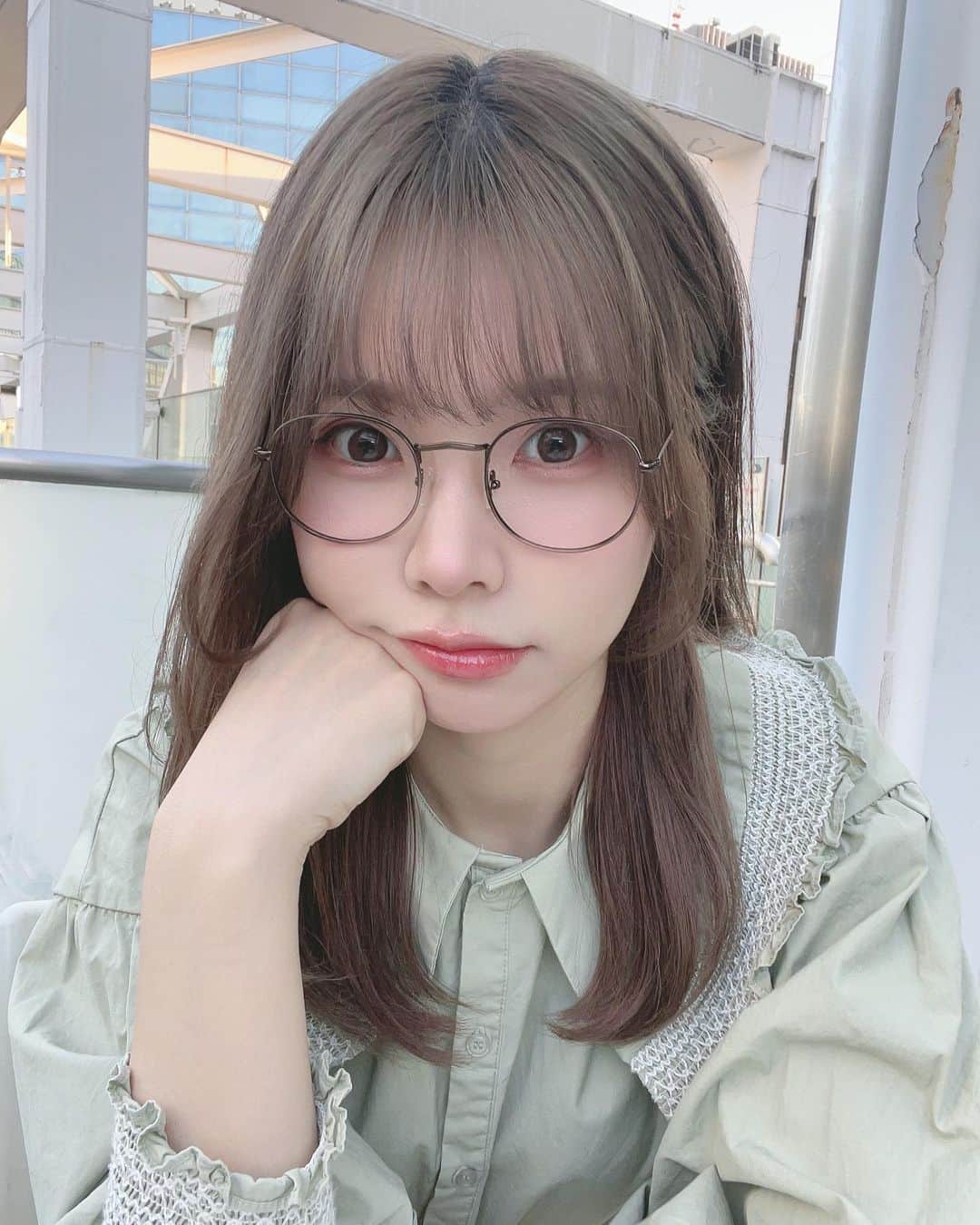 Liyuu（リーユウ）のインスタグラム：「メガネ付けてる方見たいって、ダテメガネ付けてたよ。」