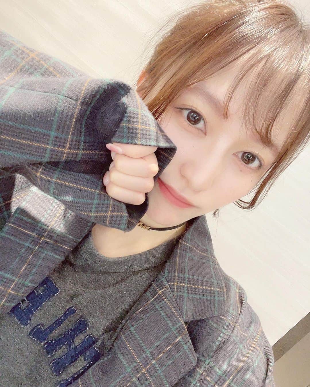 のインスタグラム：「風が強かったからポニーテールだった👱🏻‍♀️  #白キャン #真っ白なキャンバス #アイドル #idol #三浦菜々子 #ポニーテール #ポニテ #ポニテ女子 #ポニテアレンジ」