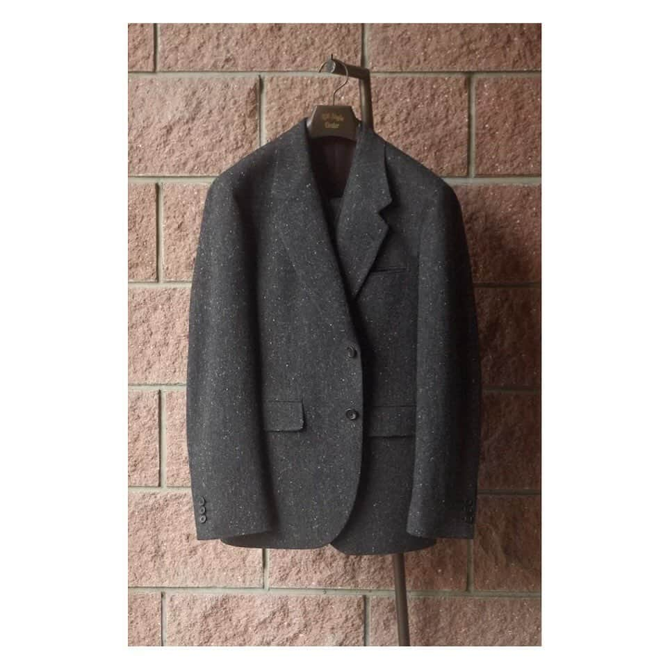 life_style_orderのインスタグラム：「< tweed × 3pc suit >  ミディアムグレーのホワイトネップが入ったツイードスーツです。  ダブルベストにペイズリー柄の裏地を合わせて。  詳しくわHPブログにて📲🤲  -————————-————————-—— 🏷️〜10/31オンラインショップSALE開催中 -————————-————————-——  小物はオンラインショップにて📱 LSOMARKET >>> https://shop.lifestyleorder.com  -———————— 11:00-19:00 月曜・木曜定休日 完全予約制 ※HPのコンタクトフォームよりお願いします ——————————————  #lifestyleorder #ライフスタイルオーダー #オーダースーツ白金台 #オーダージャケット #オーダーコート #スーツスタイル #スーツ #ツイード #ツイードジャケット #ツイードスーツ #ダブルベスト #ペイズリー #ペイズリー柄」