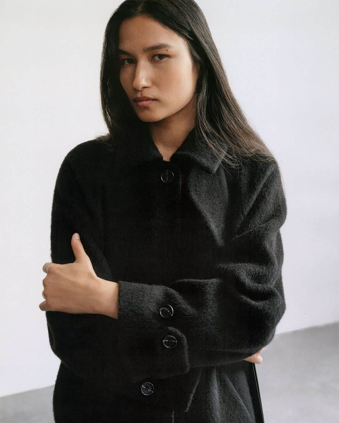ARKETのインスタグラム：「This single-breasted coat is crafted from a brushed recycled wool blend. An oversized style with raglan sleeves, detailed with a shirt collar and detachable storm flap. Explore our latest edit: link in bio. - #ARKET」