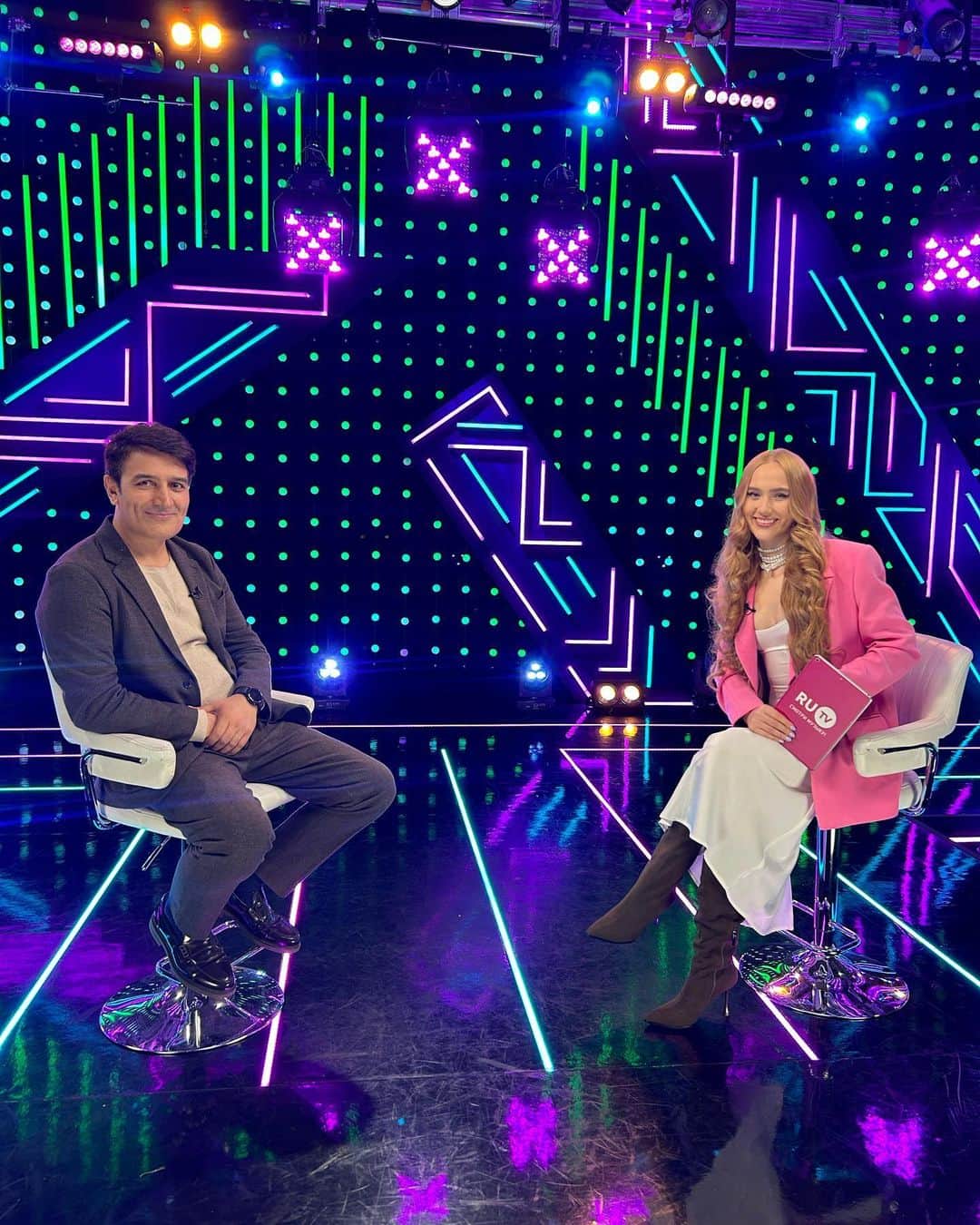 RU.TVのインスタグラム：「Включайте RU.TV в 16:00, чтобы быть в «Теме»!  В гостях у Ксении Акчуриной сегодня врач-флеболог «СМ-Клиника» - Олими Ширинбек 👨🏻‍⚕️  Сколько часов в день можно носить каблуки? Как от спорта и сидячего образа жизни зависит состояние наших вен?  Какие есть современнные методы лечения варикоза?   Об этом и не только сегодня в программе 🩷」