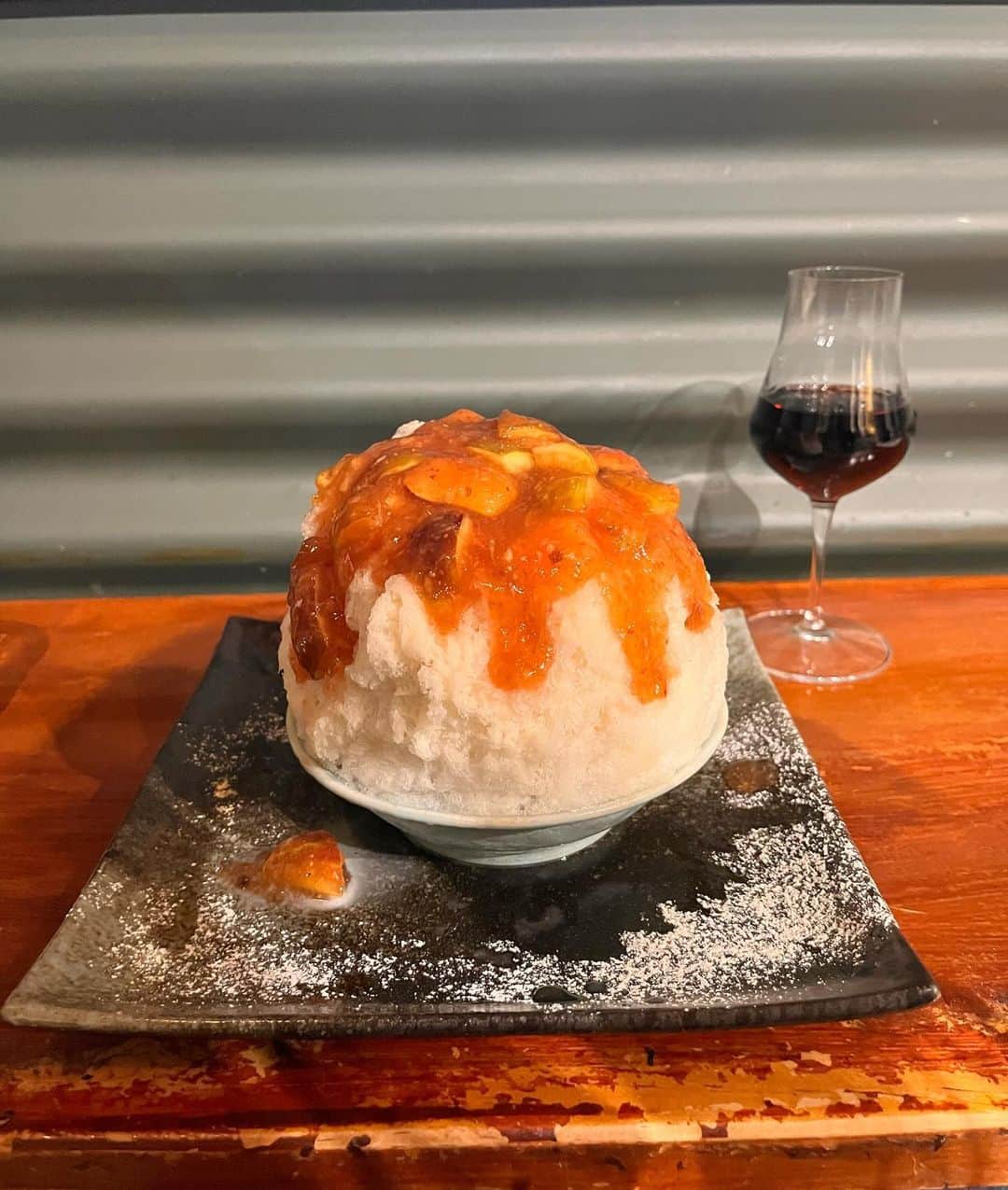 のインスタグラム：「🍷  ちょっと頑張ってると思うので 贅沢しました。 生いちじくのかき氷 赤ワインをペアリング たしかバンロックステーションのカベルネ 長ネギのリゾット 想い出のカルティエ 背伸びとかなんでもなく 銀座が1番昔から落ち着くし好きです。  #ピラグアおばさん備忘録𓏐𓌈」