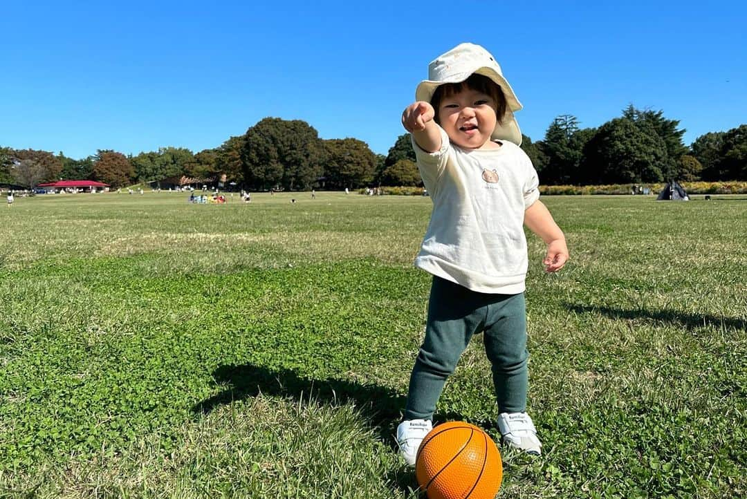 藤田崇寛さんのインスタグラム写真 - (藤田崇寛Instagram)「. 天気が最高にだったので 車を走らせて立川市の国営昭和記念公園へ🚗 (香川で言うまんのう公園みたいなところ)  ちょうどコスモスが見頃で 園内には440万本のコスモスが咲いてました😌 行った日はちょうどひるおびが生中継してた📹  芝生広場も広大で遊具もたくさん。 お弁当を持って行ってみんなでのんびり食べました🍙  最近息子がハマっているストライダー🚲 広い園内を爆走して楽しそうでした😌  青空とちょうどいい気温で秋っていいなと改めて実感。 毎年短く感じる秋なので思う存分満喫したいです！！」10月20日 21時36分 - fujitaka0125