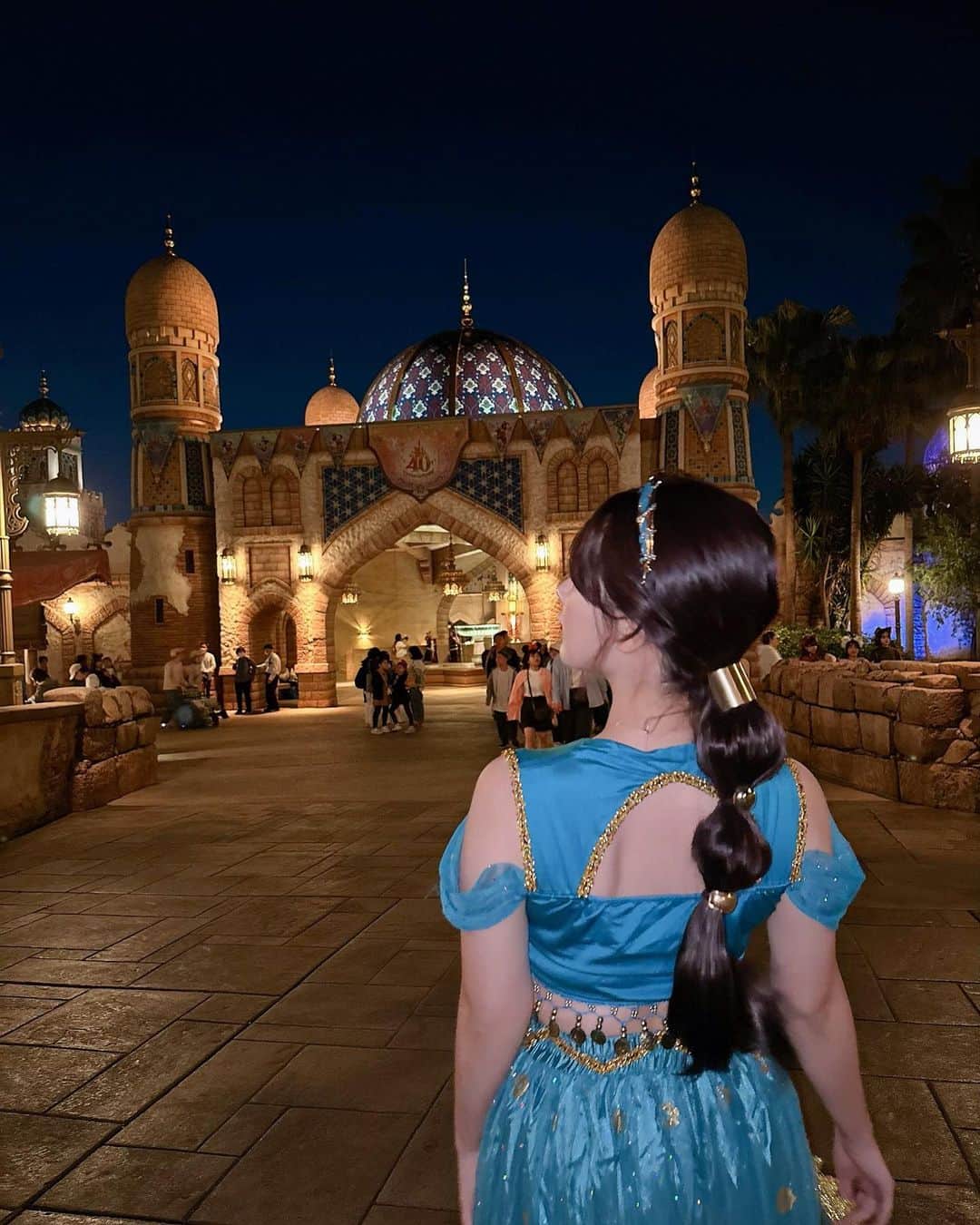 伊藤奈月さんのインスタグラム写真 - (伊藤奈月Instagram)「⁡ Dハロ🐭🎃 ジャスミンの仮装でインパ🕌👑 セルフでやった プリンセスヘアアレンジがお気に入り👸🏼🫶🏻 ⁡ 修学旅行生 外国人観光客 子供たち などなど いろんな方々に " 一緒に写真撮って〜 " と声かけてもらって ハロウィンならではで 楽しかった👻🎀 ⁡ まだ写真 たくさんあるから 分けて投稿します🐾 ⁡ ⁡ #ディズニー  #Disney #TDS  #ディズニーシー #Dハロ  #ハロウィン  #Halloween #コスプレ  #仮装 #ハロウィン仮装  #ジャスミン仮装 #アラジン  #ジャスミン  #プリンセス」10月20日 21時36分 - naachan__