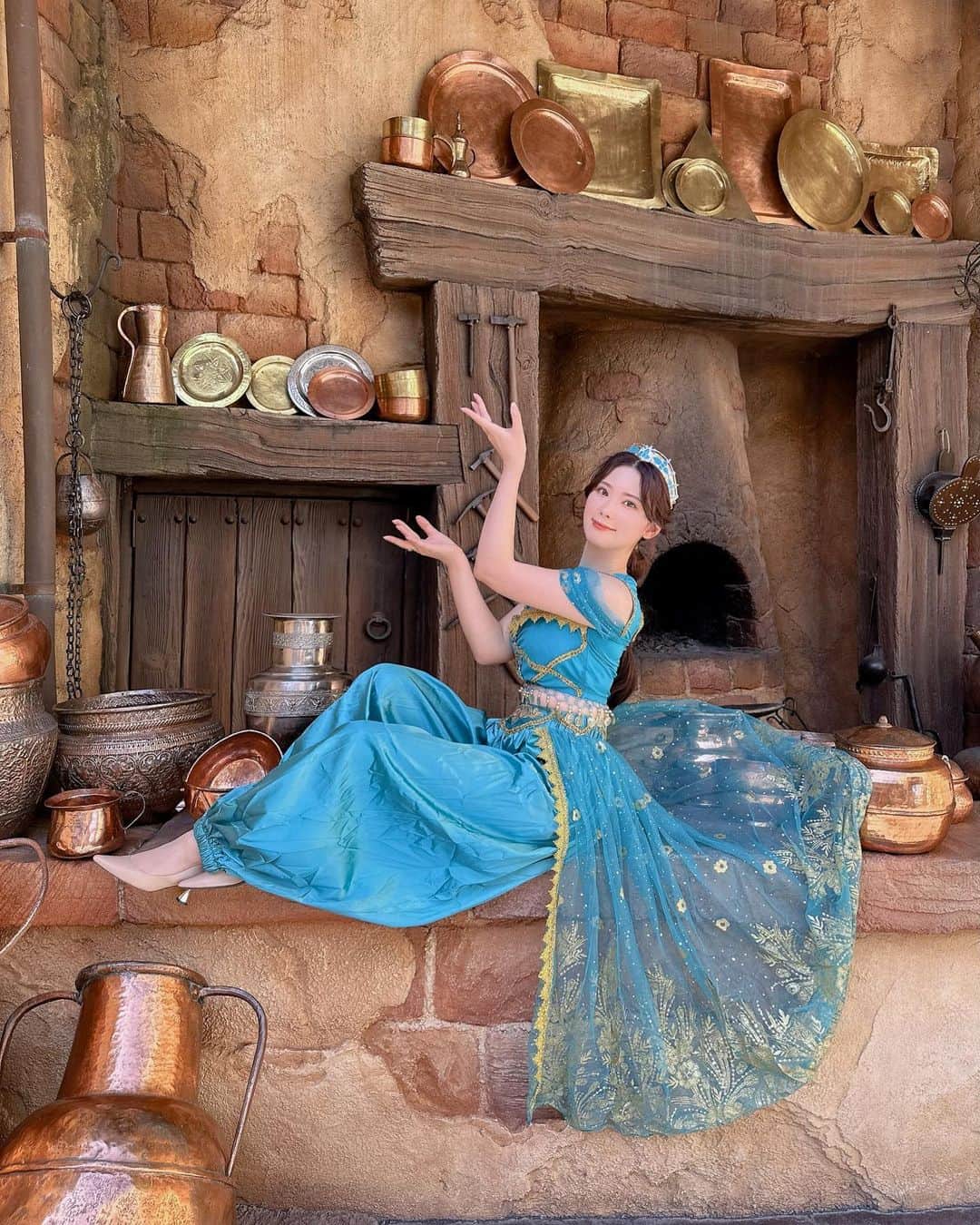伊藤奈月のインスタグラム：「⁡ Dハロ🐭🎃 ジャスミンの仮装でインパ🕌👑 セルフでやった プリンセスヘアアレンジがお気に入り👸🏼🫶🏻 ⁡ 修学旅行生 外国人観光客 子供たち などなど いろんな方々に " 一緒に写真撮って〜 " と声かけてもらって ハロウィンならではで 楽しかった👻🎀 ⁡ まだ写真 たくさんあるから 分けて投稿します🐾 ⁡ ⁡ #ディズニー  #Disney #TDS  #ディズニーシー #Dハロ  #ハロウィン  #Halloween #コスプレ  #仮装 #ハロウィン仮装  #ジャスミン仮装 #アラジン  #ジャスミン  #プリンセス」