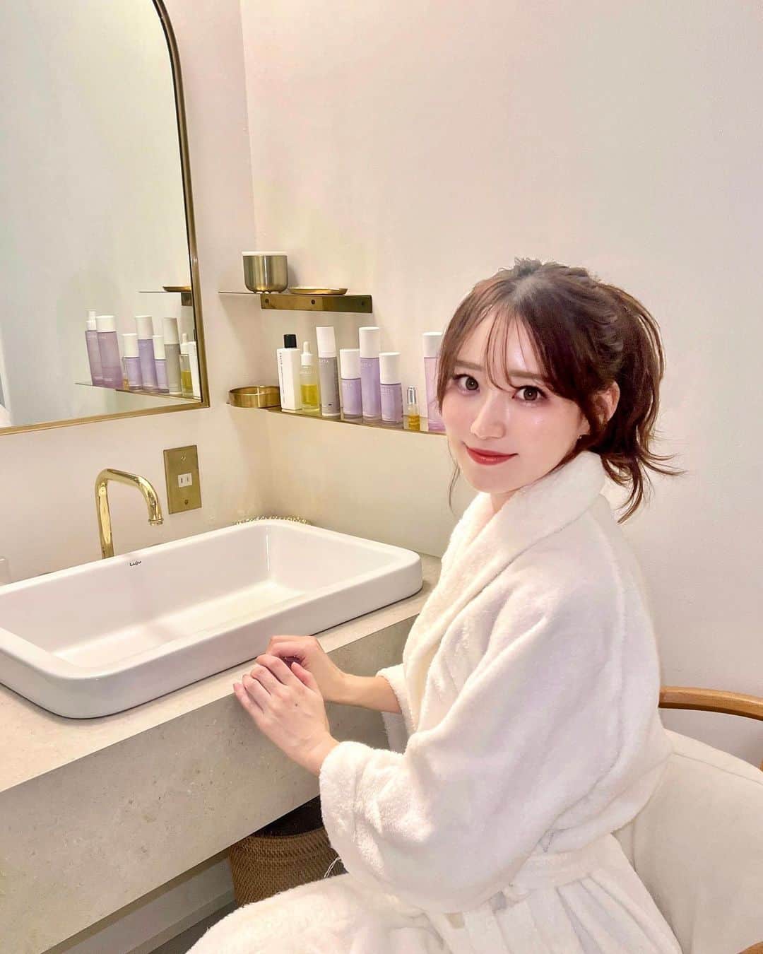 小越しほみのインスタグラム：「涼しくなってきて段々またサウナ欲が…🧖🏻‍♀️  この間いよりんと行ってきた @karelia_saunaspa  ほんとうによすぎたー！✨  サウナ室もプールも広くて綺麗でシリカ水も飲み放題 スキンケアやバスグッズはSHIGETAでオーガニックだし リファのアイロンまであるのすごいよね👏🏻  サウナの後髪の悩みに合わせてヘッドスパのコース選んだら 髪の毛洗ってくれるしマッサージ気持ちいいし  乾かすところまでしてもらえて帰りはサラッサラになって なんかもういうことなかったです🥹  ヘッドスパ付きのサウナはまるなぁ𓂃🤍  .  .  .  .  .  .  .  .  .  .  #サウナ #karelia #中野坂上 #中野坂上サウナ #サウナイキタイ #サウナ女子 #サウナー #サウナ好きな人と繋がりたい #サウナ部 #サウナ好きと繋がりたい #サウナガール #ヘッドスパ #ヘッドスパ付きサウナ #サ活 #サ活女子 #サ活好きな人と繋がりたい #サ活日誌 #サ活記録 #サ活メモ #ロウリュ #ロウリュウ #ロウリュウサウナ #プライベートサウナ #セルフロウリュ #フィンランド式サウナ #セルフロウリュウ #sauna #サウナ好き #バスローブ #美活」