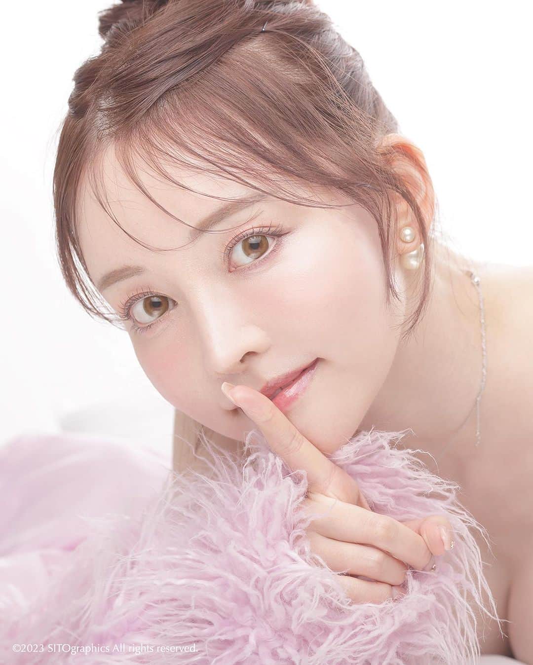 シト山口のインスタグラム：「かわいい可愛い、春名美波さん❤️ ビューティとグラビアの連動swipe! model @minamiii_1107 hm @sst.agram  photo @sito_yamaguchi  Ｘ（旧Twitter）のプロフィールになった記念で再レタッチ( ´ ▽ ` )ﾉ💕」