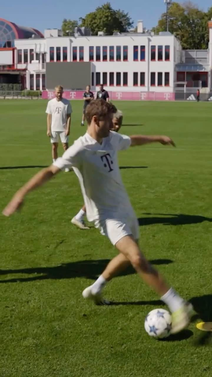 トーマス・ミュラーのインスタグラム：「Just another day of @EsMuellert 😅  #Bundesliga | @FCBayern」