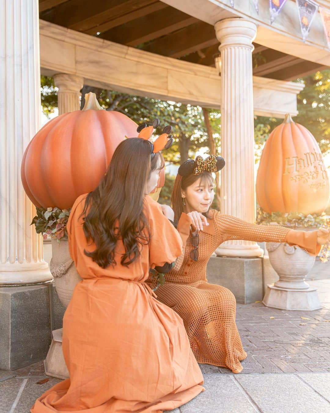 上村彩子さんのインスタグラム写真 - (上村彩子Instagram)「. . 🎃🎃🧡  あいにゃん　@ainyan_0302 と ディズニーシーへ行ってきました🧡  誕生月の10月に家族で遊びに行くことが 多かったこともあり、 ハロウィーンの時期のパークは 自分にとって特に好きな季節。  運良くディズニースタジオ100周年当日に 一緒に行くことができて、 より思い出に残る1日になりました✨  服に合わせて私の分のカチューシャも 持ってきてくれてありがとうございました🎃🧡  #disneyhalloween #disneysea #ディズニーハロウィーン#東京ディズニーシー #パンプキンコーデ」10月20日 21時41分 - saekokamimura