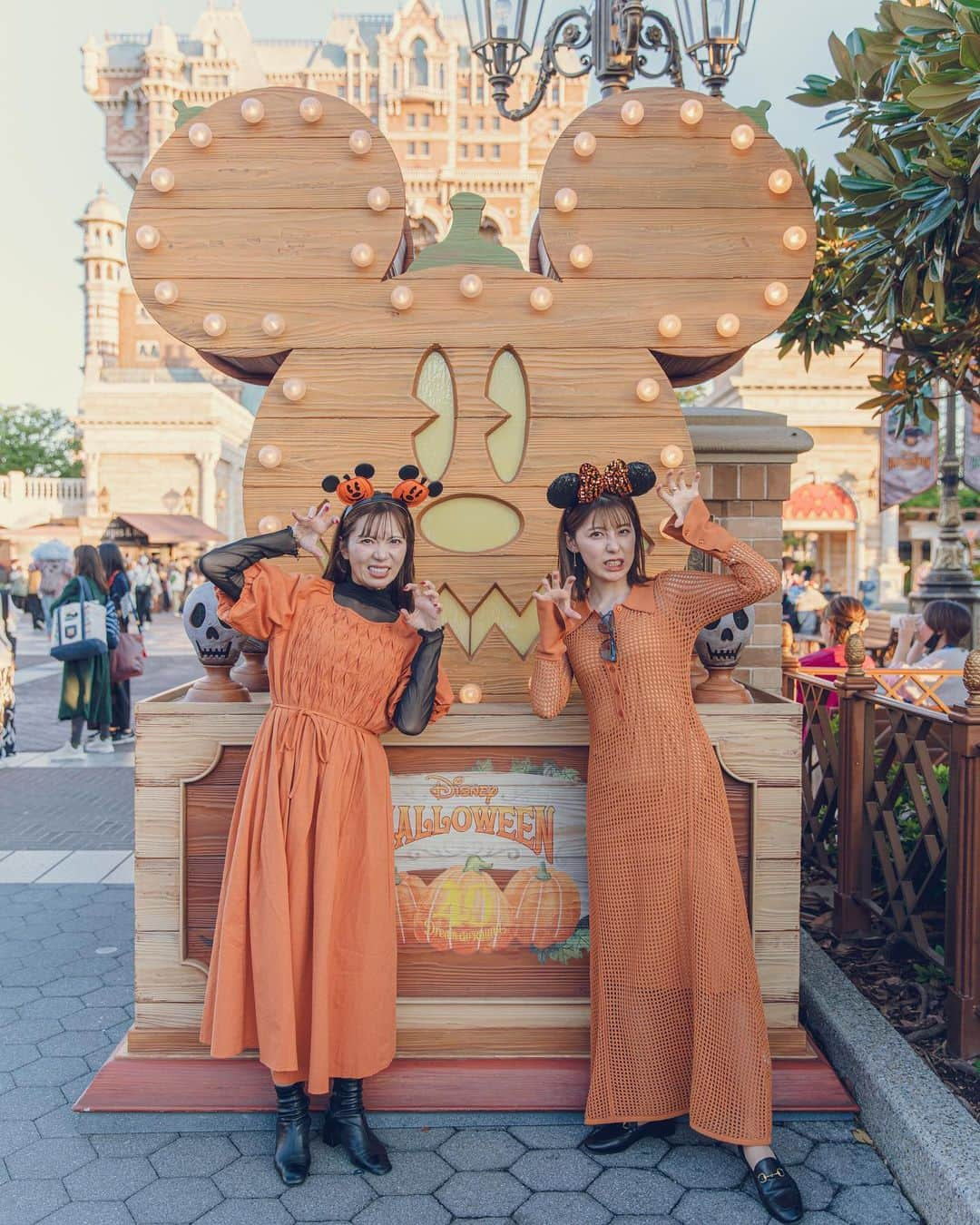 上村彩子のインスタグラム：「. . 🎃🎃🧡  あいにゃん　@ainyan_0302 と ディズニーシーへ行ってきました🧡  誕生月の10月に家族で遊びに行くことが 多かったこともあり、 ハロウィーンの時期のパークは 自分にとって特に好きな季節。  運良くディズニースタジオ100周年当日に 一緒に行くことができて、 より思い出に残る1日になりました✨  服に合わせて私の分のカチューシャも 持ってきてくれてありがとうございました🎃🧡  #disneyhalloween #disneysea #ディズニーハロウィーン#東京ディズニーシー #パンプキンコーデ」