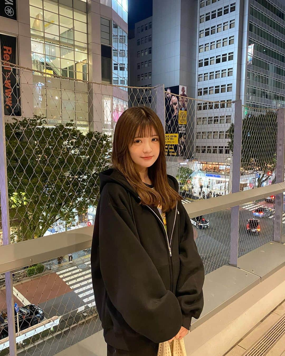 砂糖桃さんのインスタグラム写真 - (砂糖桃Instagram)「この気温の夜散歩気持ちい~🌃  @andgeebee_official  黒パーカー裏起毛で暖かい💞」10月20日 21時42分 - _peeach_