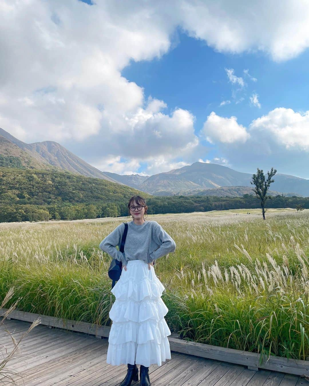 鹿の間さんのインスタグラム写真 - (鹿の間Instagram)「秋感じにススキ見に行ってきた🌾 夕方は夕陽が反射してキラキラ光るからうっとりする  #5枚目鹿の間を探せ 🕵️  段々涼しくなって大好きなニット着れるからお出かけ沢山したいな みんなは何か秋らしいことした？  まだ秋遊び足りないなぁ 美味しいの沢山食べよ。 いいよね！食べて！秋だもんね！  #秋服 #冬服 #ススキ #秋コーデ #冬コーデ」10月20日 21時42分 - rhodon41