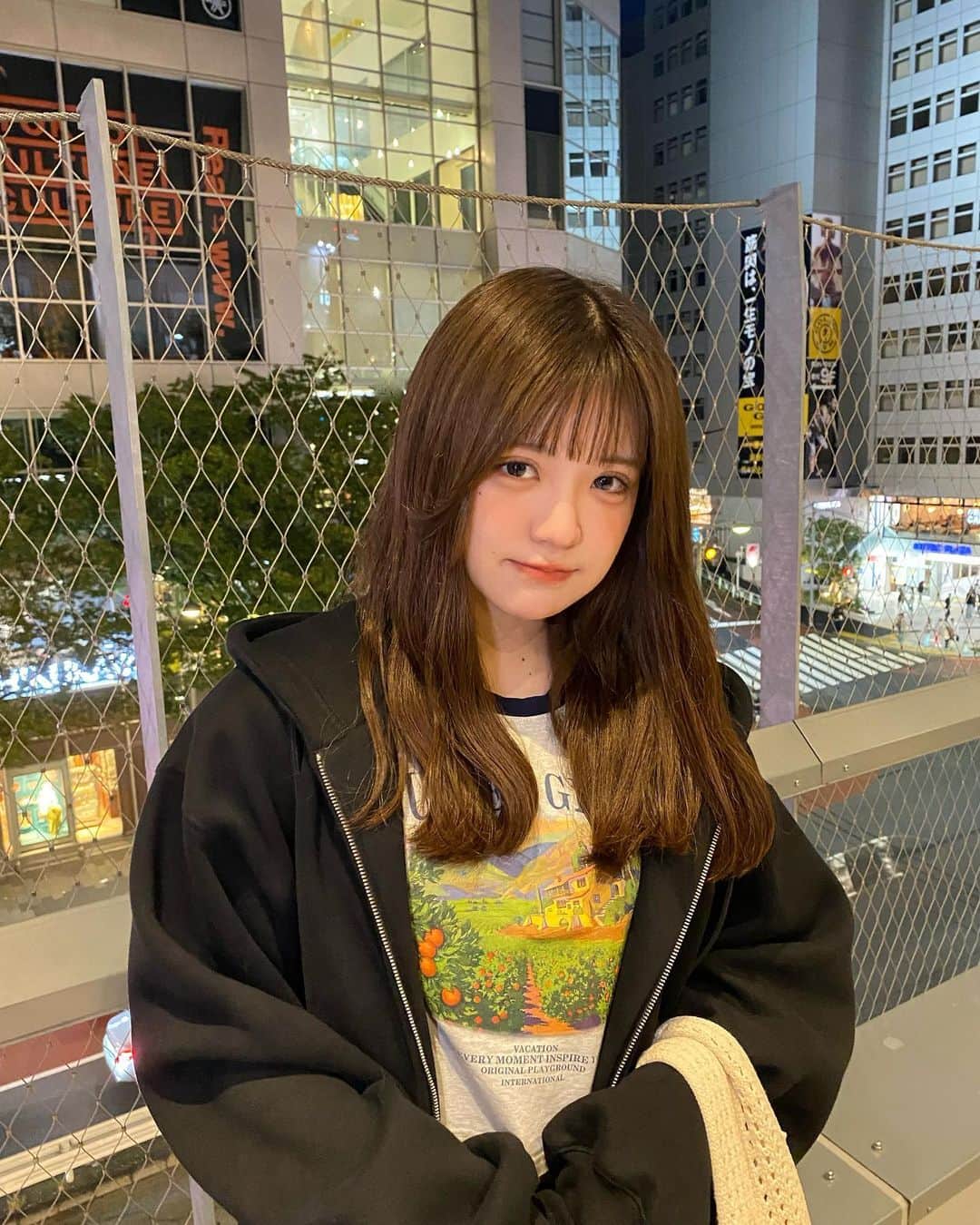 砂糖桃のインスタグラム：「この気温の夜散歩気持ちい~🌃  @andgeebee_official  黒パーカー裏起毛で暖かい💞」