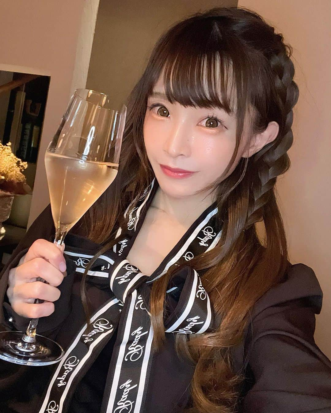 紗々木りんさんのインスタグラム写真 - (紗々木りんInstagram)「🐰🩶🍷𓌉𓇋 ‎ 📍 𝗖𝗔𝗦𝗨𝗔𝗟 𝗪𝗜𝗡𝗘 & 𝗜𝗧𝗔𝗟𝗜𝗔𝗡 𝗕𝗔𝗥 𝗙𝗨𝗞𝗨𝗢𝗞𝗔  中洲で気軽にワインを飲めるお店🖤 @casual.wine_italian.bar_fuk   もちたんとデートしてきたよ🐰🐰  カウンター、テーブル、ソファーがあって どの席も雰囲気がよくて女子会やデート ひとりでも行けるお店🐰🍷 今度はソファーに座りたいな🖤  ワインと生ハムのマリアージュは最高すぎる💖  普段ワイン飲まない人でも ワインカクテルを好みに合わせて作ってくれます！ もちろんワイン以外のメニューもたくさんあったよ！  スタッフさんはとても親切でした🥹🫶🏻 もちたんのサプライズバースデーしてくれて こっそり写真や動画も撮っててくれました🥹  中洲の川沿いでアクセスも良かったよ🩵 川沿いは春吉の方ばっかり行ってたけど 反対側も開拓できた꒰っ˙꒳​˙c꒱  また気軽にお邪魔しますー🖤  ×××  #casualwineitalianbarfukuoka  #中洲 #中洲グルメ #中洲ワインバー #wine  #nakasu #fukuoka #wine #winelover  #ワイン好き #ワイン好きな人と繋がりたい  #女子会 #福岡女子会 #中洲デート #ワイン  #福岡デートスポット #おしゃれなバー」10月20日 21時43分 - rinn_sh_