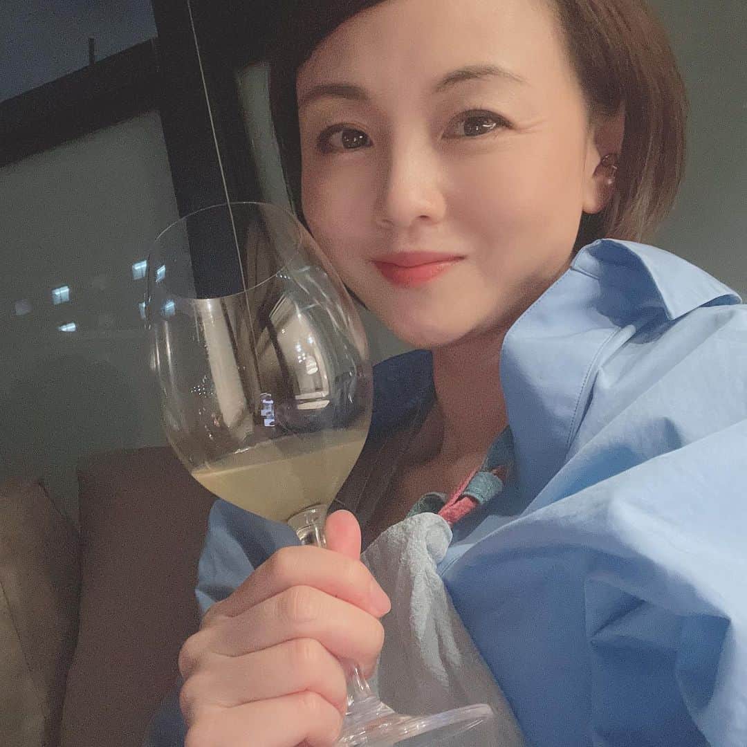 中島静佳のインスタグラム：「今シーズンは急に肌寒くなってループバルコニー日和がなかなかなかったのですが、今日はのんびりできる最適な気候です🎵このまま寝てしまいたい笑 最近、オレンジワインにハマっています。こちらはカリフォルニアのオレンジワインです。 そして、パスタのパエリアは、お魚屋さんで見つけた長崎産のハガツオを使いました。アラから5時間以上クツクツと出汁を取って旨みいっぱい！ちょっと焦がしちゃったけど、お焦げ好きの家族には好評でした😀#パスタのパエリア #はがつお #オレンジワインが好き #ループバルコニー日和」