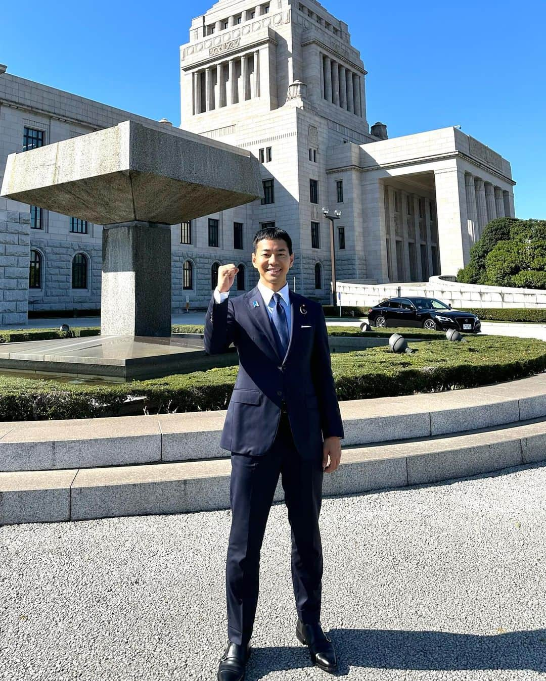 山本左近のインスタグラム：「本日、天皇陛下のご臨席を仰ぎ、 第212回国会（臨時国会）が開会。  本会議では衆議院議長の選挙が行われ、 額賀福志郎衆議院議長が選出されました。  そして本散後に開催された 「北朝鮮による拉致問題等に関する特別委員会」 「東日本大震災復興特別委員会」へ出席。  委員長と理事を選出しました。  今国会の通常委員会は、 「文部科学委員会」「厚生労働委員会」に在籍し、  補正予算や経済対策等、 国内外の山積する課題解決のため、 しっかりとり取り組み、職務に邁進して参ります。  12/13 までの55日間を全力で駆け抜けて参ります！  #臨時国会  #衆議院議員 #山本左近」