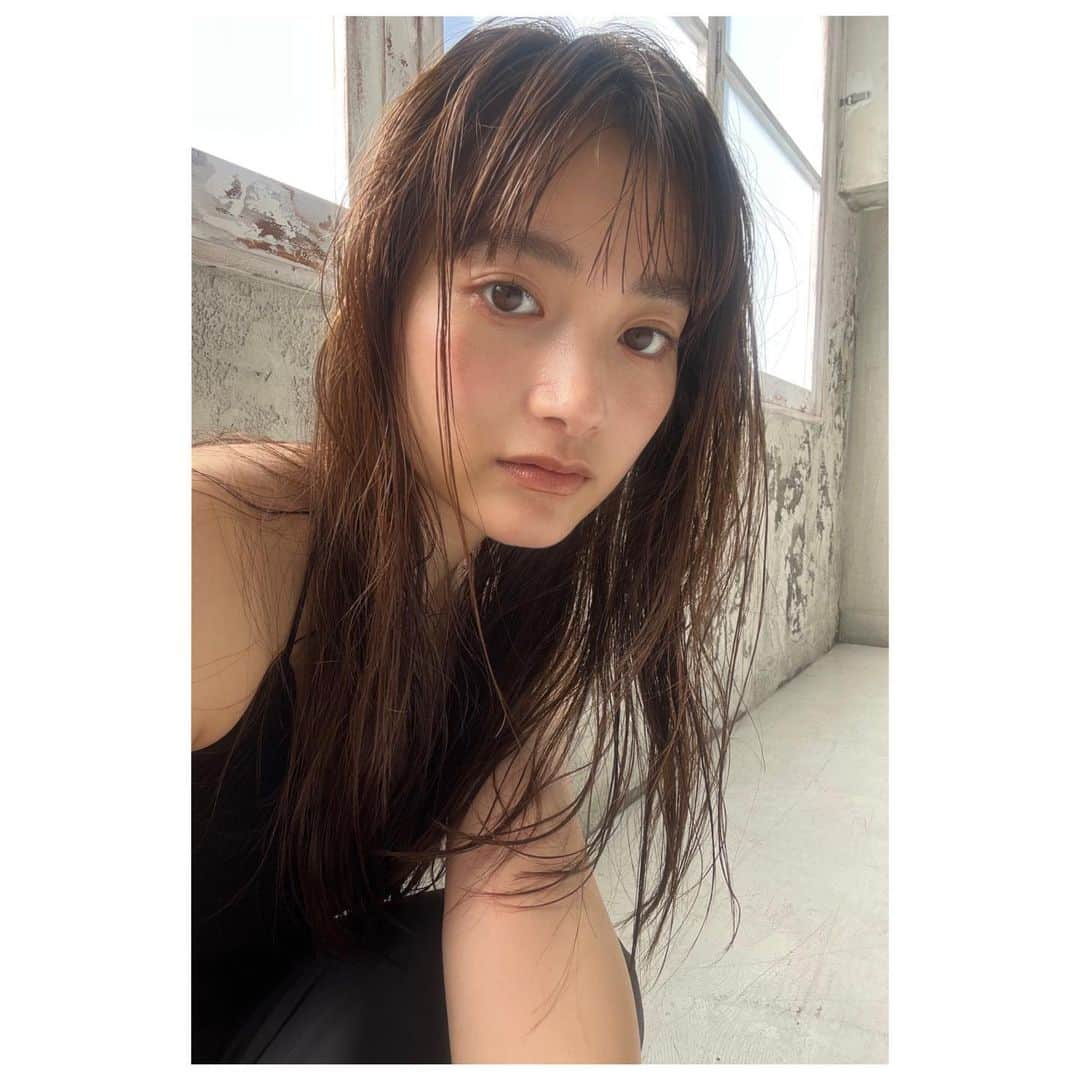 福田愛依さんのインスタグラム写真 - (福田愛依Instagram)「今日の撮影は、今の自分と向き合うような時間でした☺︎  自分が思っているより 周りの人は自分のことをあ、こんな風に思ってくれてるんだと感じましたし、 割と自分視点で考えてて視野が狭くなっている気がして。 それは勿体無いですよね  自分の可能性の幅も知りたいですし、もっと広げていきたい！なんでもやってみないと分かんないですもんね！  あ、なんか私、22歳  後1ヶ月もないみたいなんです😀 きゃぁぁぁぁあ早か〜〜〜 早かばい〜〜〜」10月20日 21時46分 - meii_cheer