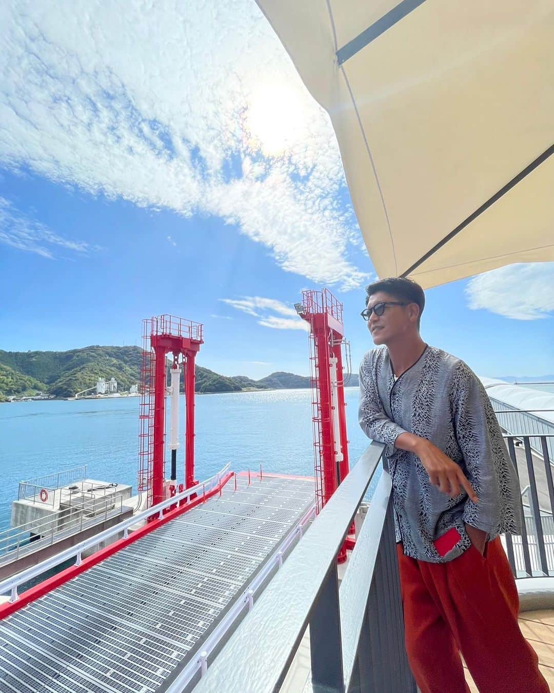 駿河太郎のインスタグラム：「あぁ…サーフィンしたい…  そして、 したくもない真面目な話  支持率低迷で総選挙も睨んで やっぱり減税とか低所得者への給付とか 言い出しましたね  いやいや… 低所得者へのばら撒きの前に減税が先でしょ  税金は平等以上に取りまくるのに 所得制限付きの給付金って意味ないですよ  まずは平等に生活に直結する 消費税の減税やガソリンの二重課税廃止、 始めてもらえませんかね？  不足分は組織票の為に引き下げた法人税引き上げ、足りない分は議員報酬と政党交付金の削減、議員年金などの議員に対しての既得権益の廃止など議員自ら身を切ってもらえて初めて納得出来るんよ  ちなみにばら撒き対象の低所得者の内80%は 60歳以上の高齢者  所得も十分にあり貯金もできるいい時代に生きて この先も大きな金が出ていかない人たち  つまりこの給付の正体は老人へのお金配り、 選挙に行く年齢層のための付け届けでしかない気がしてしょうがない  ほんとに自民党は自分達のことしか考えず、 本当の意味でこの国の未来なんて考えてないですよ 世襲議員も40%って…  僕も含め、痛めつけられる現役世代のみなさん！  このままでいいはずはないんです まずはどんな選挙にも行くことが 何より大事なんです  変わらないと嘆いて選挙に行かないという選択は、 組織票を持つ自民公明を支持する事と同じです  時限的消費税減税や所得減税、 トリガー条項など やれる事はもっとあるはず  国民目線での 政治を放棄したと言わざるを得ない政策ばかりの 自民と公明さんへ 自分の意思を示す1票は確実に必要  投票率が上がれば きっとまだギリギリ間に合うと思う  ほんとギリギリやけど…」