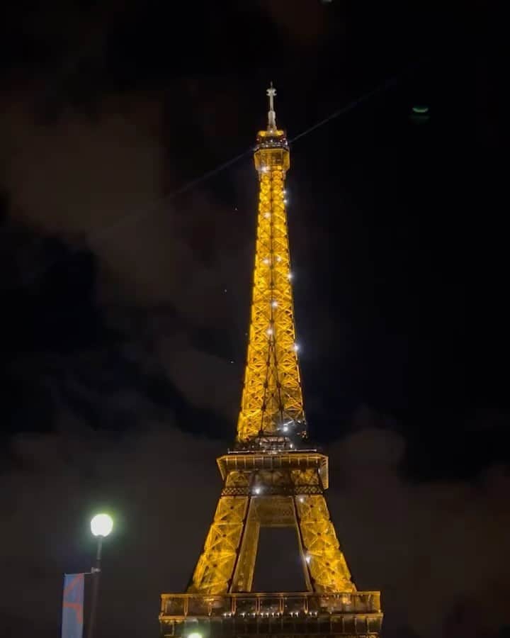 島本真衣のインスタグラム：「先日お休みをいただきフランスに行って来ました。2019年以来の海外で出国前は忘れ物がないかソワソワ💦 エッフェル塔のシャンパンフラッシュも見られて、食もたっぷり楽しみ最高の夏休みになりました🇫🇷  #フランス #france #パリ#paris #エッフェル塔 #シャンパンフラッシュ #tartedebœuf」