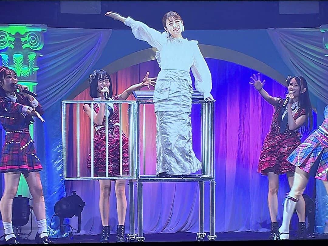 高橋みなみさんのインスタグラム写真 - (高橋みなみInstagram)「AKB48の武道館コンサート 「古参も新規も⼤集合︕なんでもありのAKBでっせスペシャル」 ハロウィンナイトのマジック黒歴史 檻から大脱出！リベンジさせていただきました🥹 ゆきりんオファーに肩ぶん回してたら檻に閉じ込めらましたww😂 凄いエモいセトリで観てて本当に楽しかった！ しっかりノースリーブスの宣伝をさせていただきました✨ありがとう！  そしてマジック成功できてよかったーと 舞台裏に戻った瞬間にゆきりんの卒業発表😭  32歳同い年、どんどん周りが卒業する中AKB48を、アイドルを愛し続けるその姿は本当に尊敬でした。「今のAKBが1番大好き」色んなことが変わりゆく中でこの言葉を言える尊さ。今のメンバーがファンの皆さんがいてくれたからですね😊 最後までアイドル人生謳歌してね！  ゆきりんの卒業コンサート 3月16日(土)ぴあアリーナMM！！ そしてAKBの武道館は明日も明後日もありますよー！！  そしてノースリーブス、、 詳細は決まってませんが15周年ライブ配信されまーす✨✨🤗 また色々決まりましたらお知らせしますね！ お楽しみに✨🥺  #akb48武道館 #ハロウィンナイト #ゆきりん卒業 #ノースリーブス  衣装👗 ブラウス @cocodeal_official  スカート @cocodeal_official  イヤリング @jeweltee.24」10月20日 21時49分 - taka37_chan