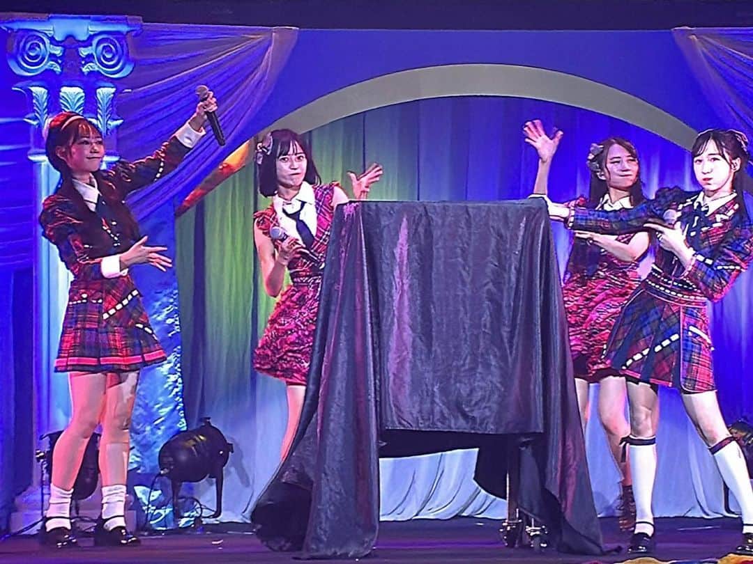 高橋みなみさんのインスタグラム写真 - (高橋みなみInstagram)「AKB48の武道館コンサート 「古参も新規も⼤集合︕なんでもありのAKBでっせスペシャル」 ハロウィンナイトのマジック黒歴史 檻から大脱出！リベンジさせていただきました🥹 ゆきりんオファーに肩ぶん回してたら檻に閉じ込めらましたww😂 凄いエモいセトリで観てて本当に楽しかった！ しっかりノースリーブスの宣伝をさせていただきました✨ありがとう！  そしてマジック成功できてよかったーと 舞台裏に戻った瞬間にゆきりんの卒業発表😭  32歳同い年、どんどん周りが卒業する中AKB48を、アイドルを愛し続けるその姿は本当に尊敬でした。「今のAKBが1番大好き」色んなことが変わりゆく中でこの言葉を言える尊さ。今のメンバーがファンの皆さんがいてくれたからですね😊 最後までアイドル人生謳歌してね！  ゆきりんの卒業コンサート 3月16日(土)ぴあアリーナMM！！ そしてAKBの武道館は明日も明後日もありますよー！！  そしてノースリーブス、、 詳細は決まってませんが15周年ライブ配信されまーす✨✨🤗 また色々決まりましたらお知らせしますね！ お楽しみに✨🥺  #akb48武道館 #ハロウィンナイト #ゆきりん卒業 #ノースリーブス  衣装👗 ブラウス @cocodeal_official  スカート @cocodeal_official  イヤリング @jeweltee.24」10月20日 21時49分 - taka37_chan