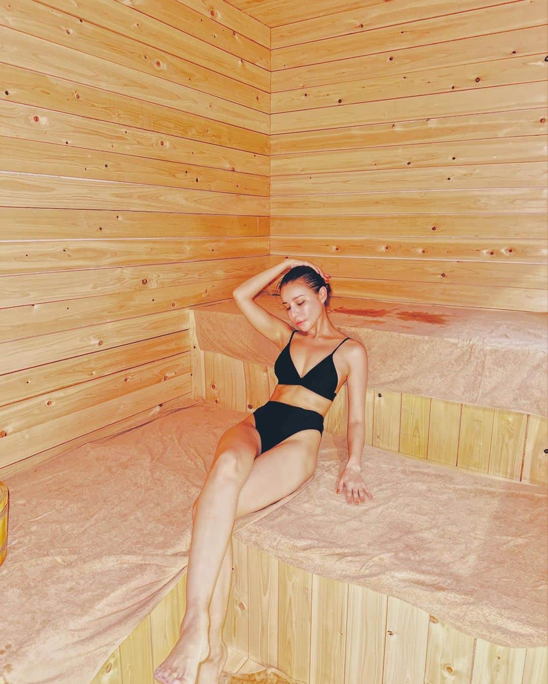 難波サキさんのインスタグラム写真 - (難波サキInstagram)「-𝐬𝐚𝐮𝐧𝐚🍃  sauna🏷  #サウナー#サ活#サ活女子#サウナ女子#整う #サウナ#アラフォー美容#サウナ好き#サキサウナー🧖‍♀️#sauna #プライベートサウナ#ロウリュウ#ロウリュウ#ロウリュウサウナ #アロマロウリュウ」10月20日 21時49分 - sakinanba