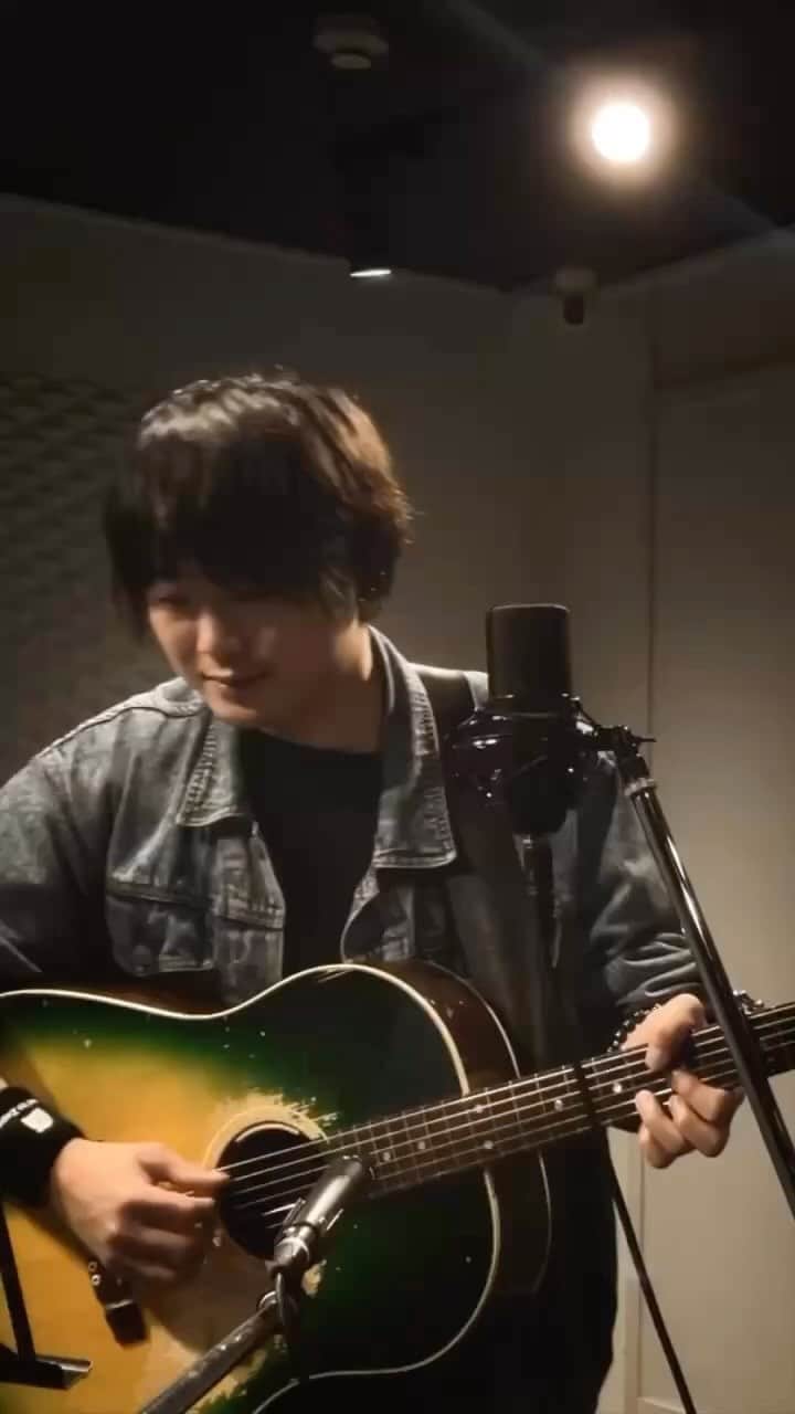 井上緑のインスタグラム：「#弾き語り　#tuki #晩餐歌　#井上緑　#acoustic  #guitar」