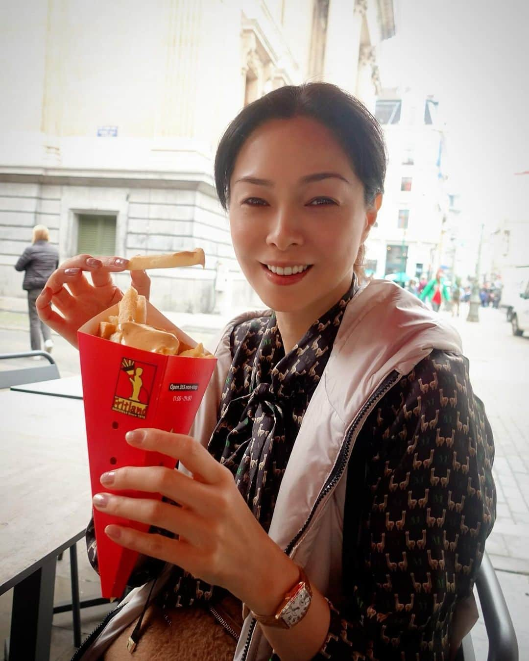 川原亜矢子のインスタグラム：「ブリュッセルでのおやつ #brussels #frites🍟 #waffles #gelato #フリッツ #ワッフル #ジェラート #ブリュッセル」