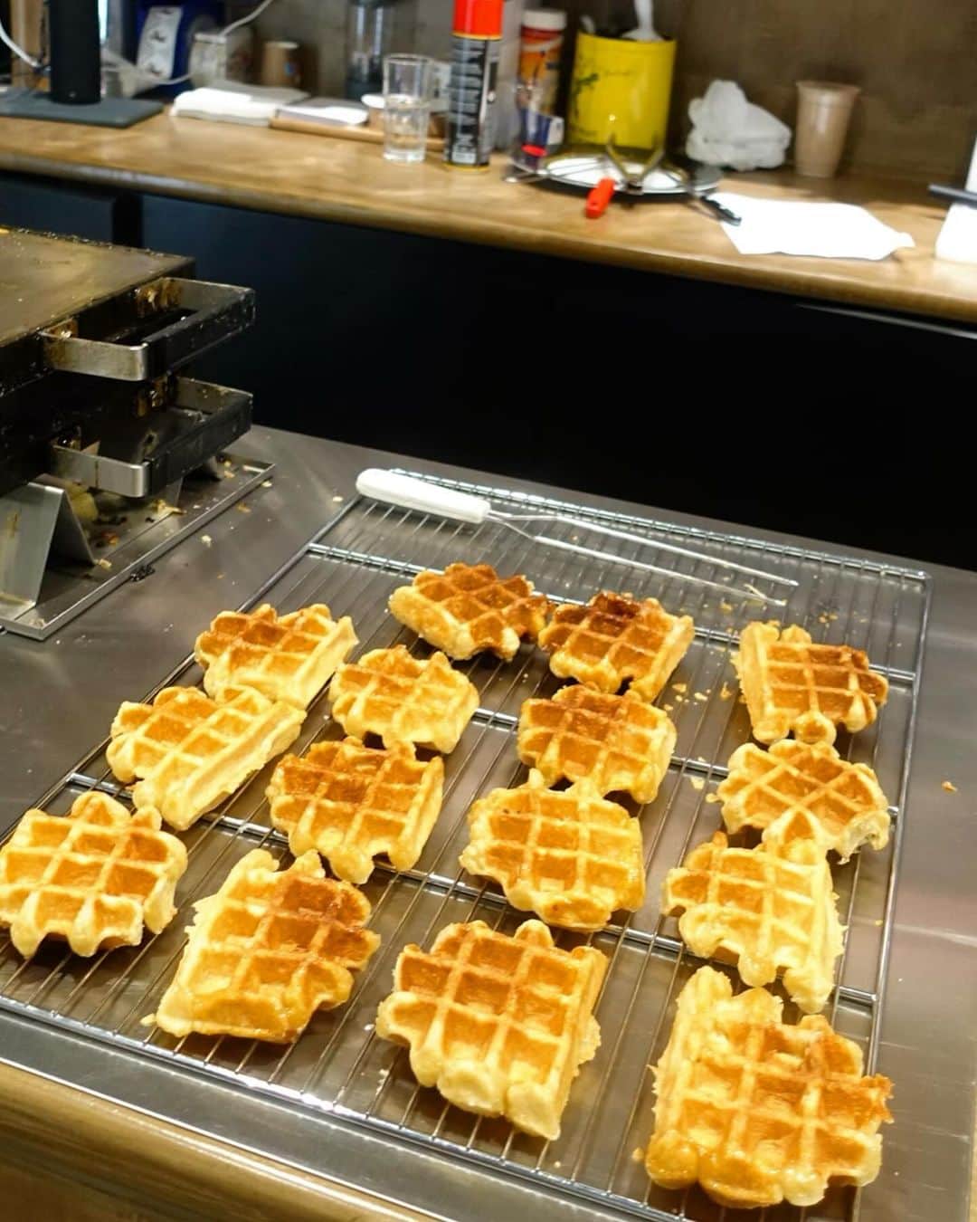川原亜矢子さんのインスタグラム写真 - (川原亜矢子Instagram)「ブリュッセルでのおやつ #brussels #frites🍟 #waffles #gelato #フリッツ #ワッフル #ジェラート #ブリュッセル」10月20日 21時50分 - ayakokawahara
