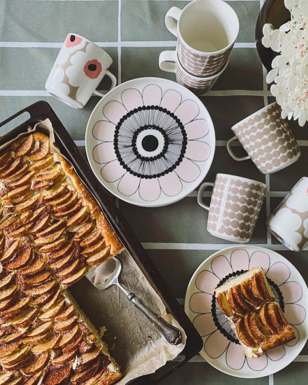 マリメッコのインスタグラム：「Catch the fall feels with these cozy scenes from our community. 🥐🕯️🛏️  Share yours with #marimekko and by tagging @marimekko.」
