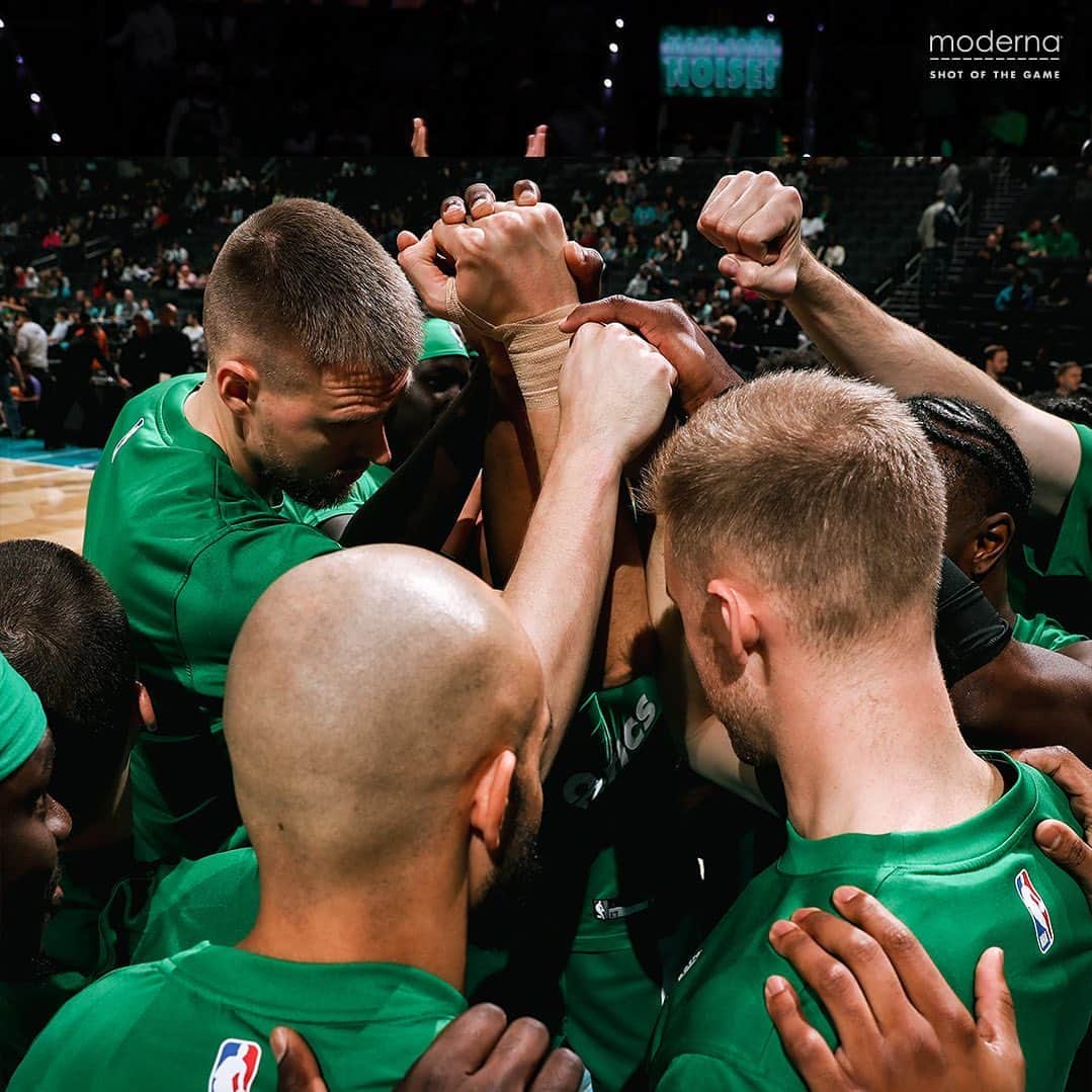 ボストン・セルティックスのインスタグラム：「Sticking together & enjoying the journey ☘️」