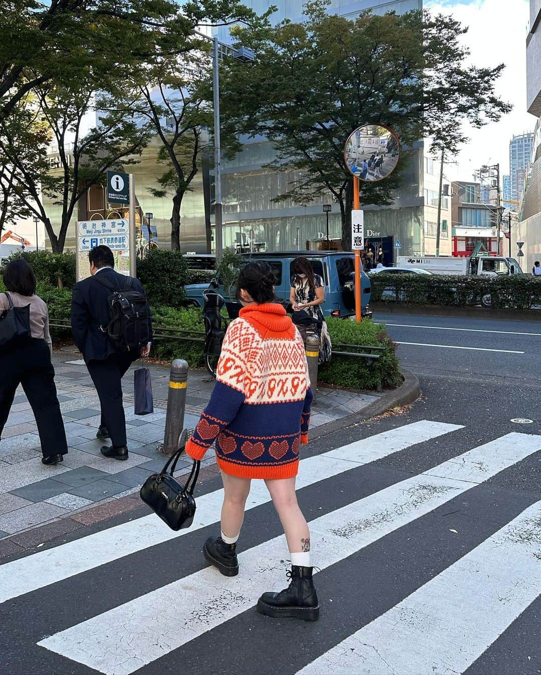 那須川梨々さんのインスタグラム写真 - (那須川梨々Instagram)「☺︎  今週新作ニット着たよっ🧶  生地感分厚くてデザインも可愛い！🩷 2色展開だよ〜🫶🏻  オレンジ可愛くない？🧡 みんなもゲットしてね🧚🏻‍♀️🧚🏻‍♀️🧚🏻‍♀️  #xgirl #xgirljp #xgirl_ootd #ootd #エックスガール #えっくすがーる #winter #winteritem #冬 #冬コーデ #冬服コーデ #冬服 #knit #ニット #ニットコーデ #ニットカーディガン #ストリート #ストリートファッション #ストリートコーデ #ストリート系女子 #メンズライク #メンズライクコーデ #メンズライクファッション #ストリートスナップ #アパレル #アパレル店員 #アパレルブランド #アパレルスタッフ #キャットストリート #明治神宮前」10月20日 22時00分 - riri_0710